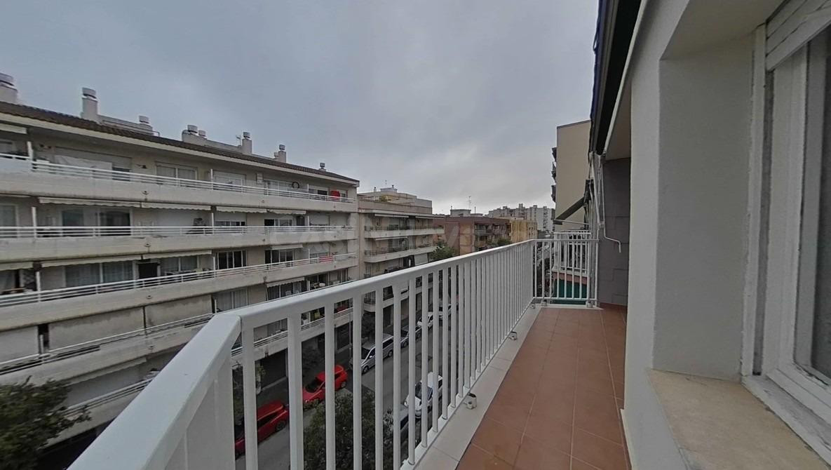 Piso amplio de 4 habitaciones y parking en una ubicación privilegiada de Vilanova i la Geltrú