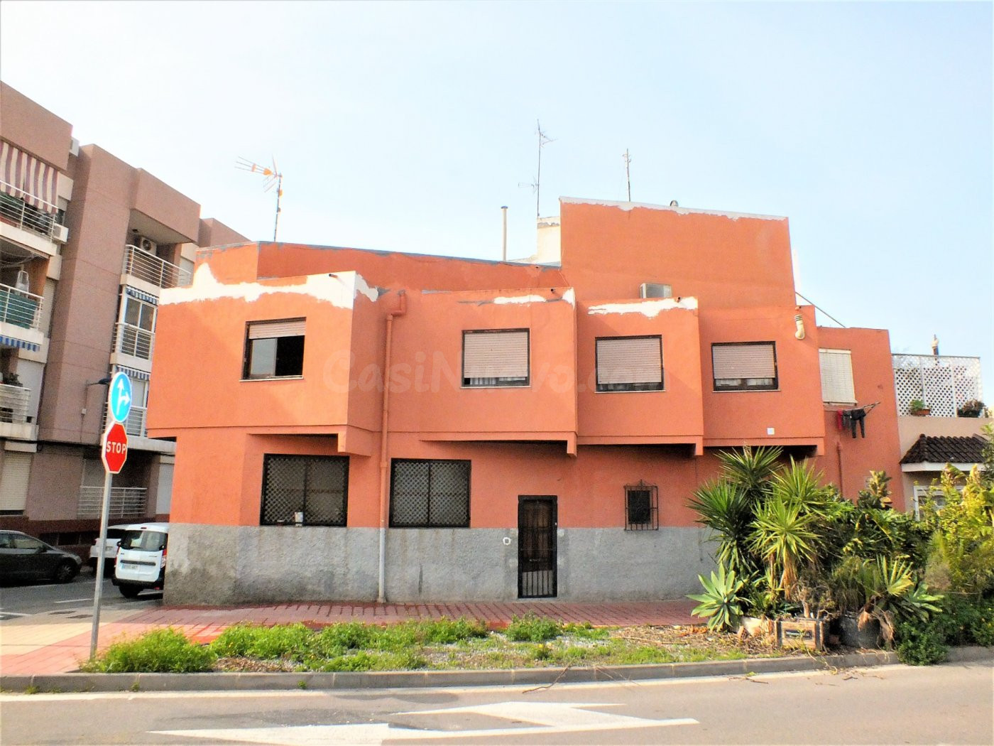 Edificio de 2 plantas con 4 dormitorios 3 baños, solárium, local bajo y dos entradas