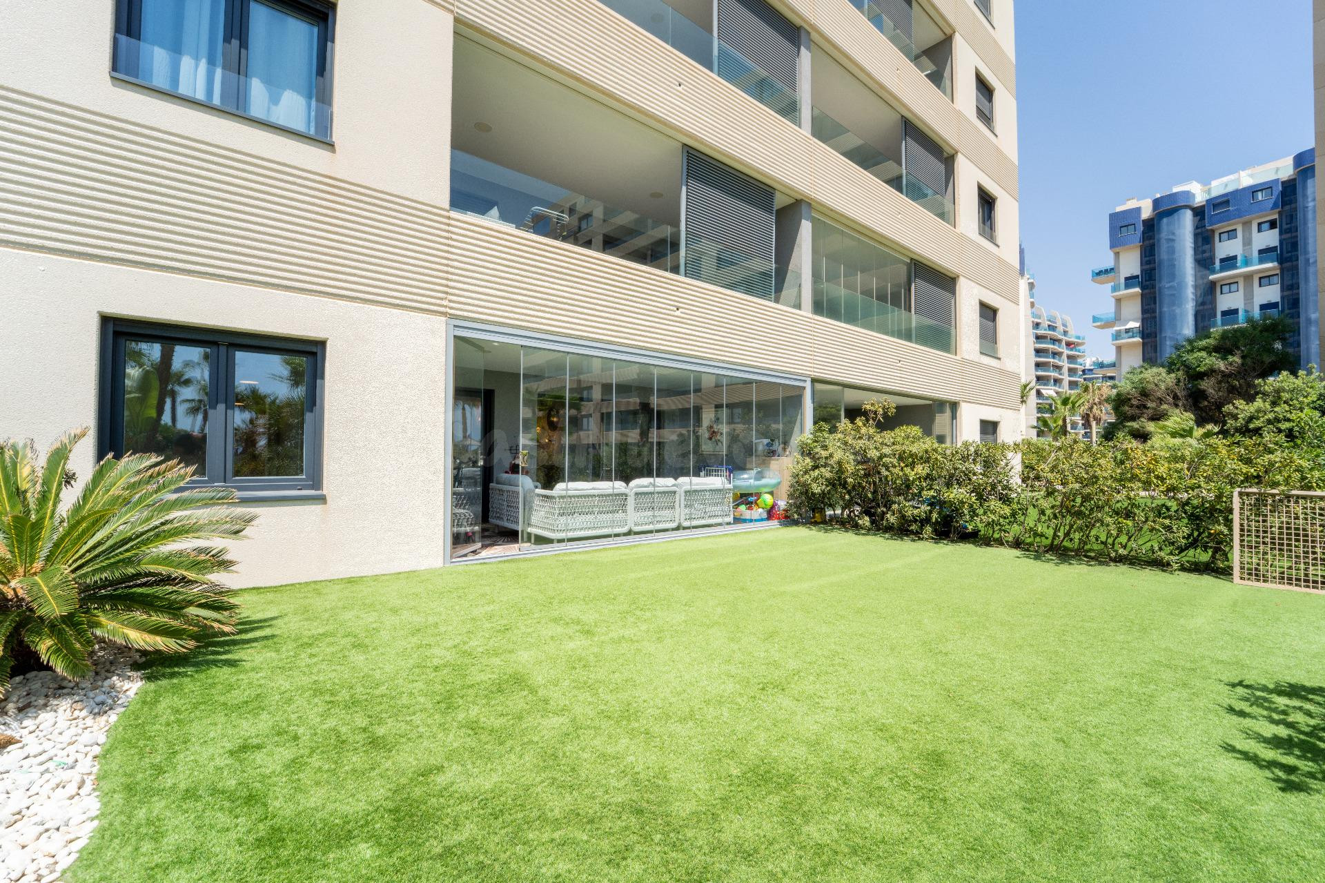 Impresionante apartamento en planta baja con gran jardín privado en el exclusivo residencial Panorama Mar (Punta Prima)