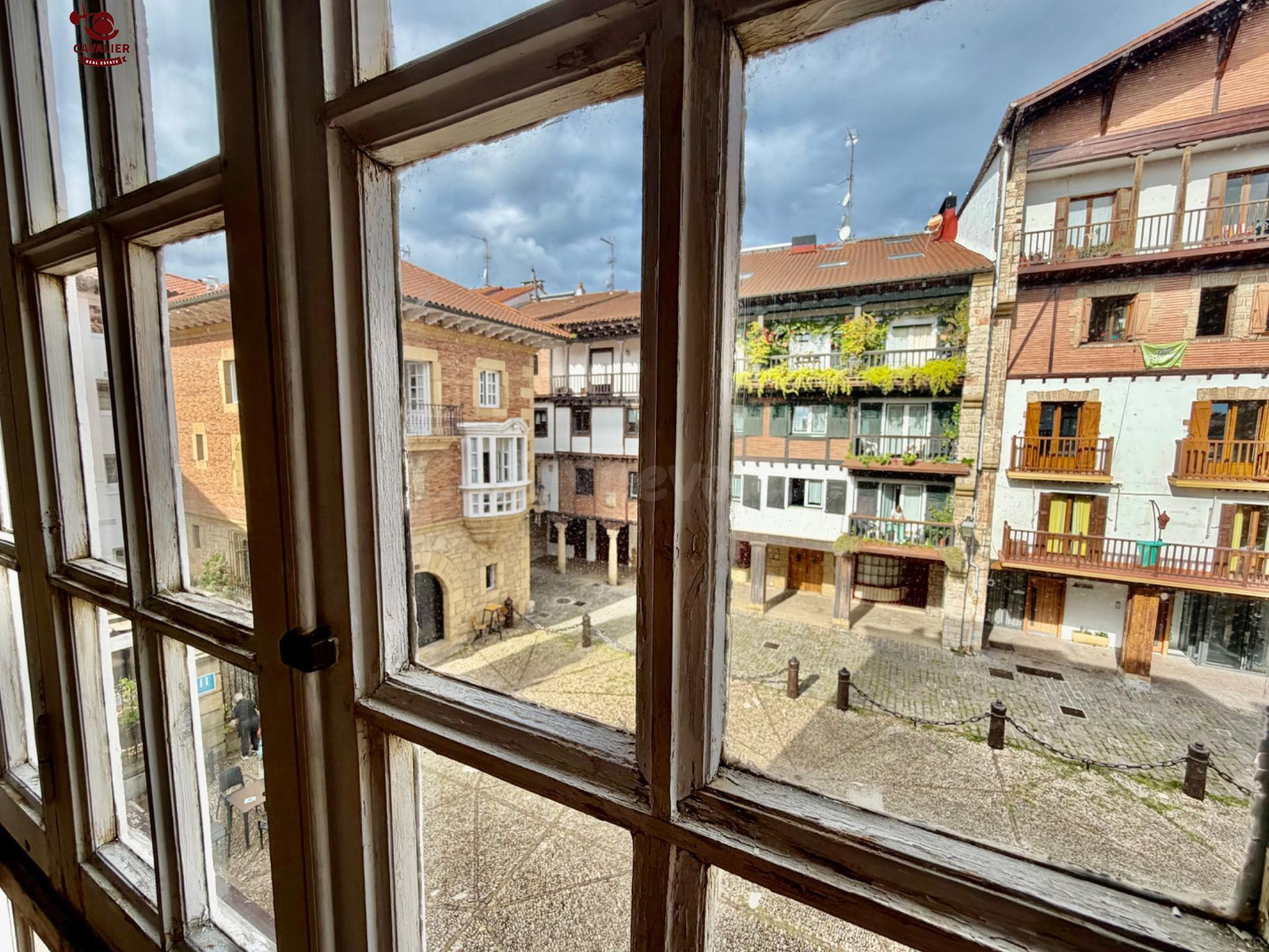 Piso de 84m2 en alquiler con 1 dormitorios y 1 baño en 2ª planta de un señorial edificio histórico.