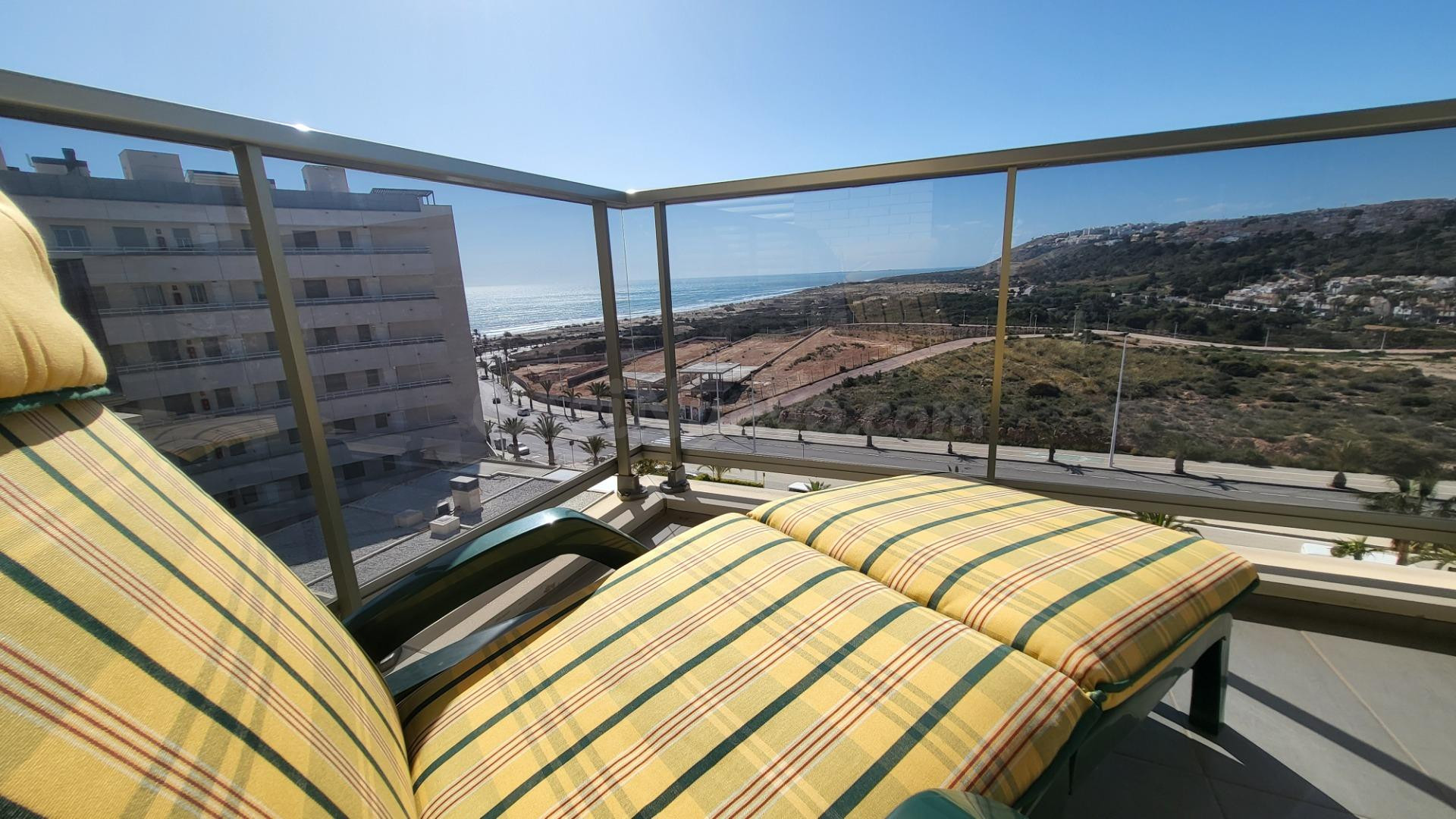 Apartamento 2 Dorm y 2 Baños con preciosas vistas al mar en Urb. completa con garaje y trastero