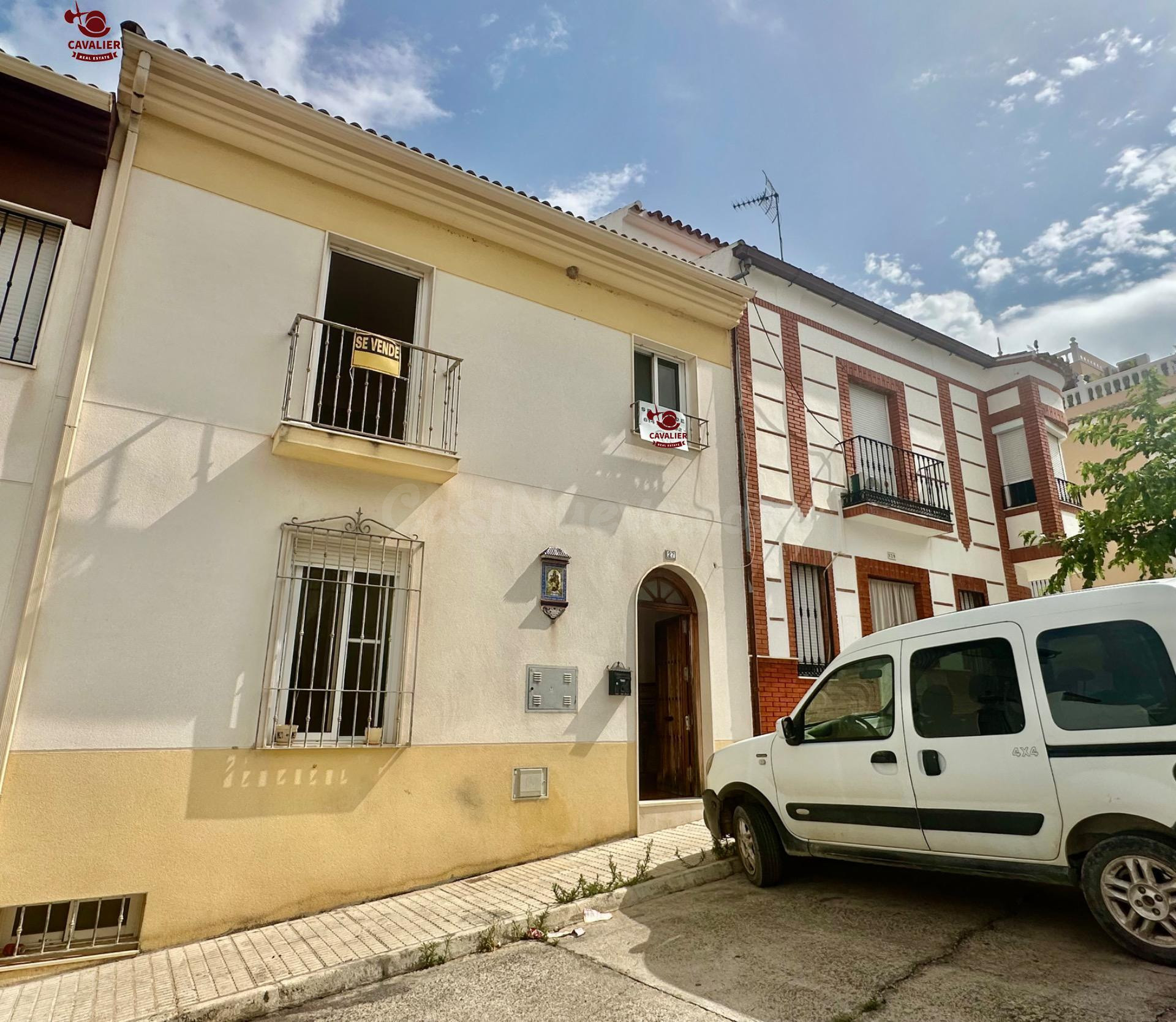 Precioso chalet adosado de 270m2 PARA ENTRAR A VIVIR. Con 4 dormitorios, 3 baños y gran patio
