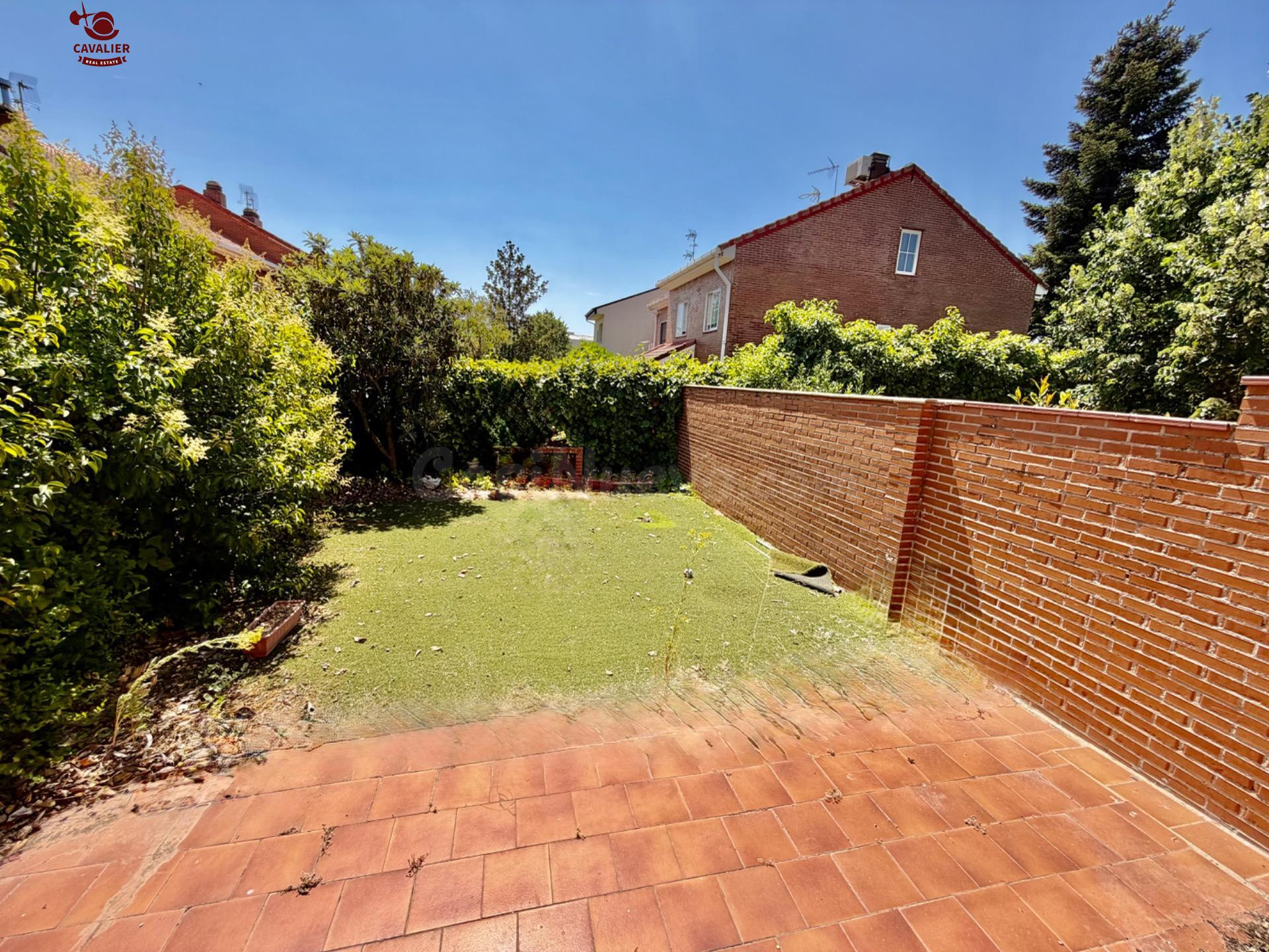 Chalet adosado de 174m2 con 5 dormitorios y 3 baños y piscina comunitaria. Construido en soleada parcela ajardinada de 208m2 con magnifica orientación sur.