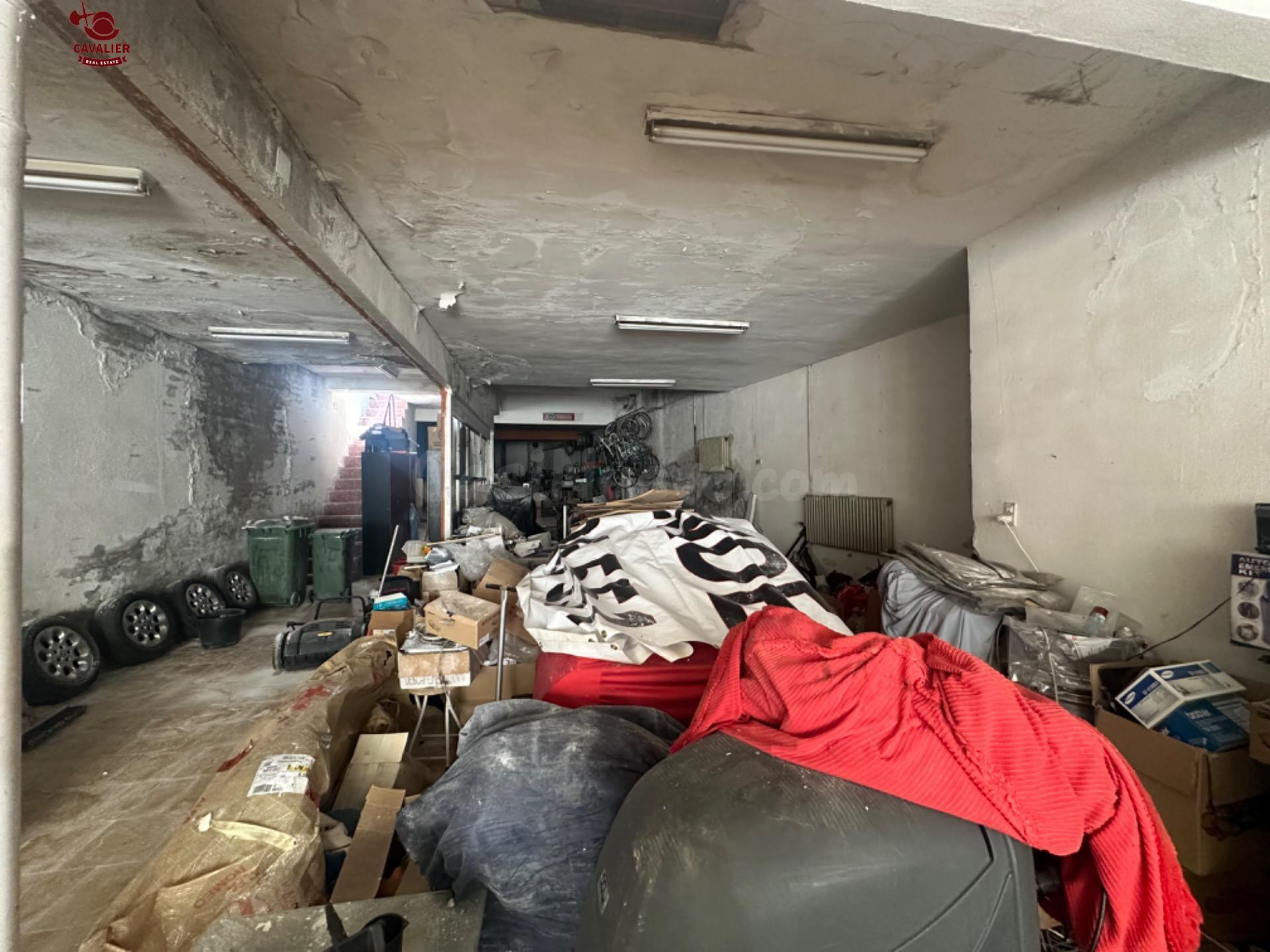 Local comercial de 225m2 y con una vivienda en 1ª Planta de 203m2 para REFORMA INTEGRAL.