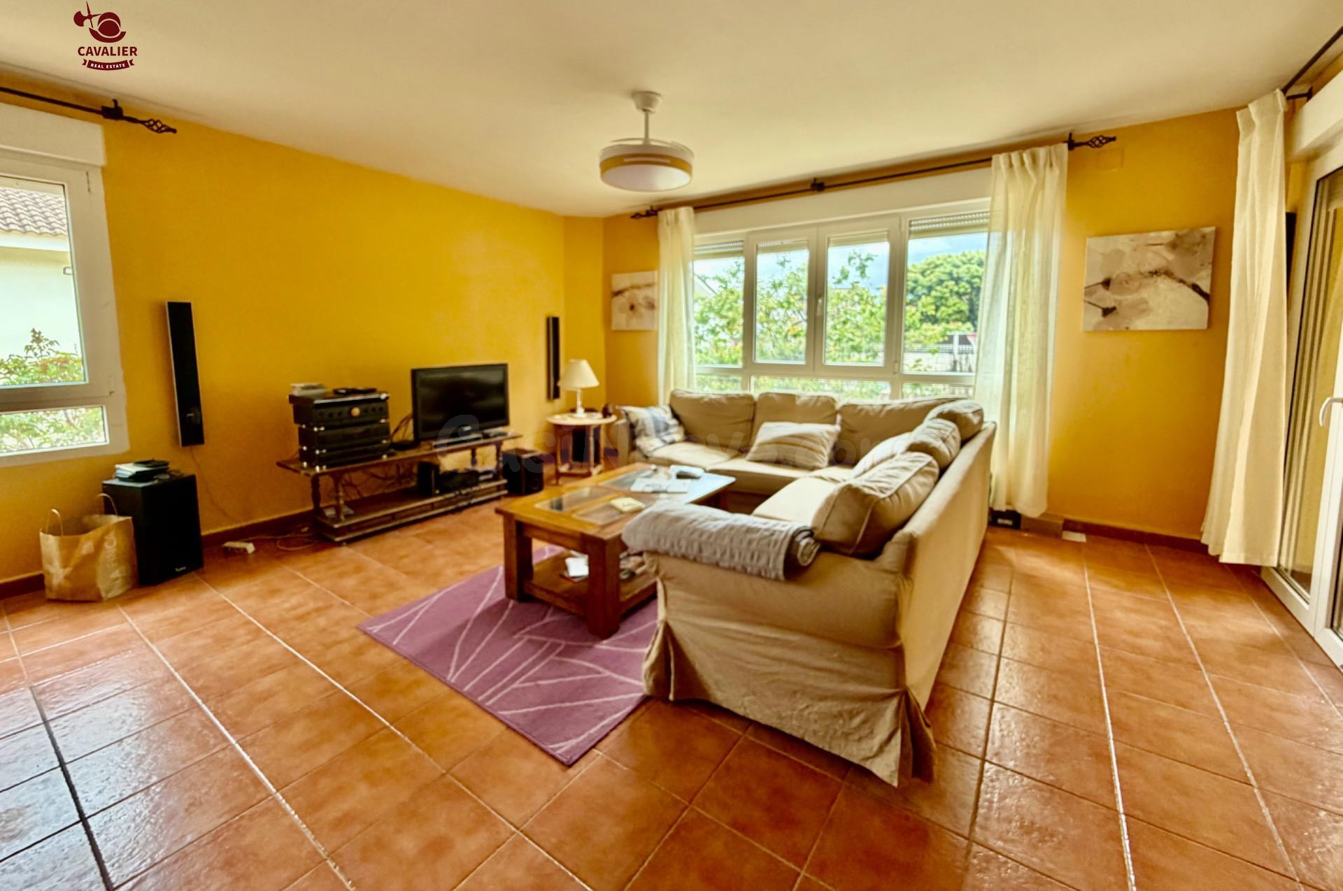 Chalet independiente de 320m2 con 5 dormitorios y 3 baños con garaje para 2 vehículos en soleada parcela ajardinada de 532m2