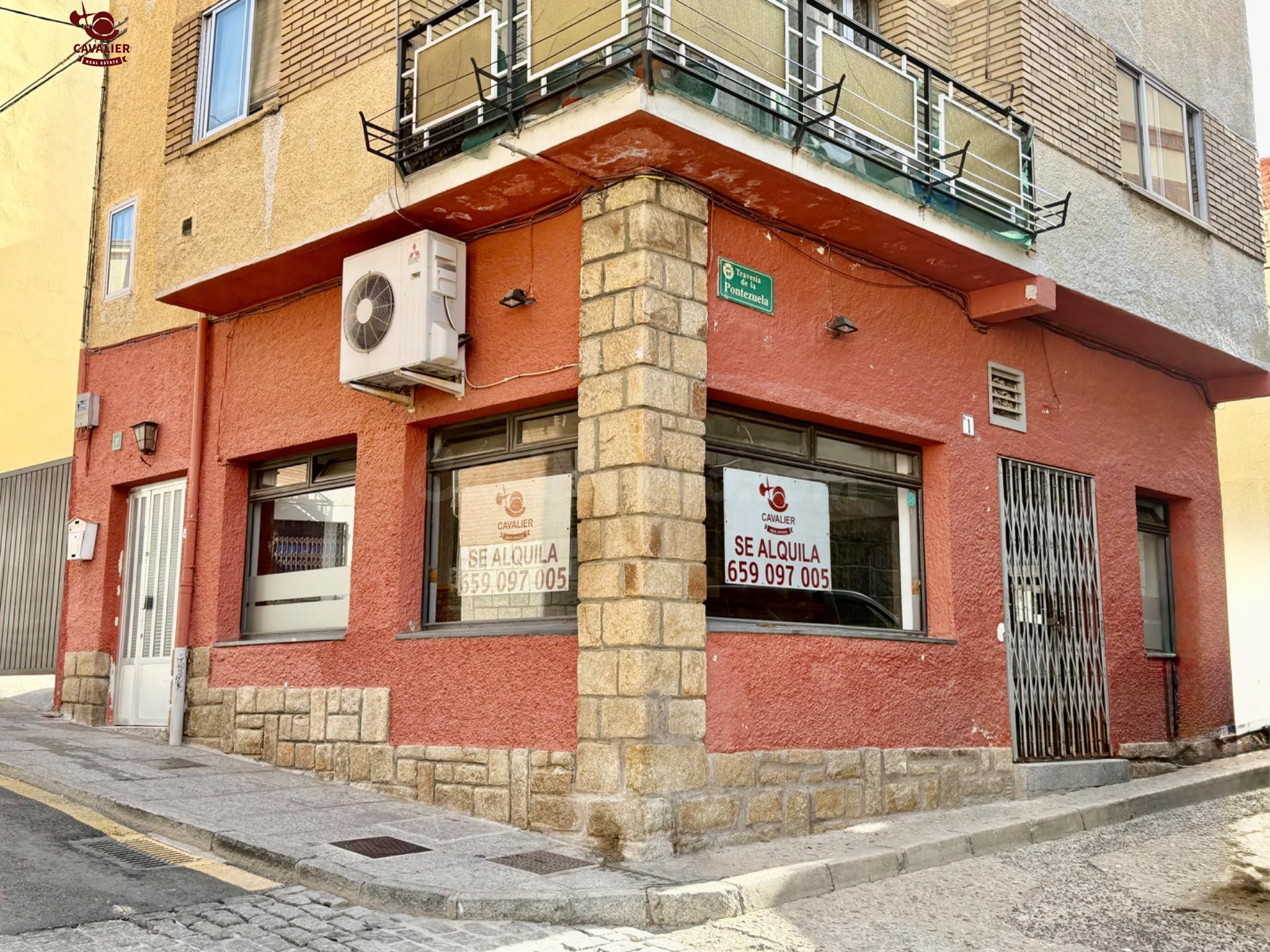 Local comercial en esquina totalmente exterior de 41m2, en la zona más comercial del casco urbano de Cercedilla, dotado de grandes y luminosos ventanales.