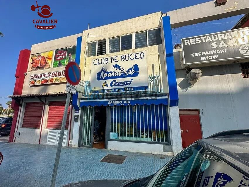 Local de 81m2 en 2 plantas en venta en Paseo Marítimo Levante, en Torre del Mar, Malaga