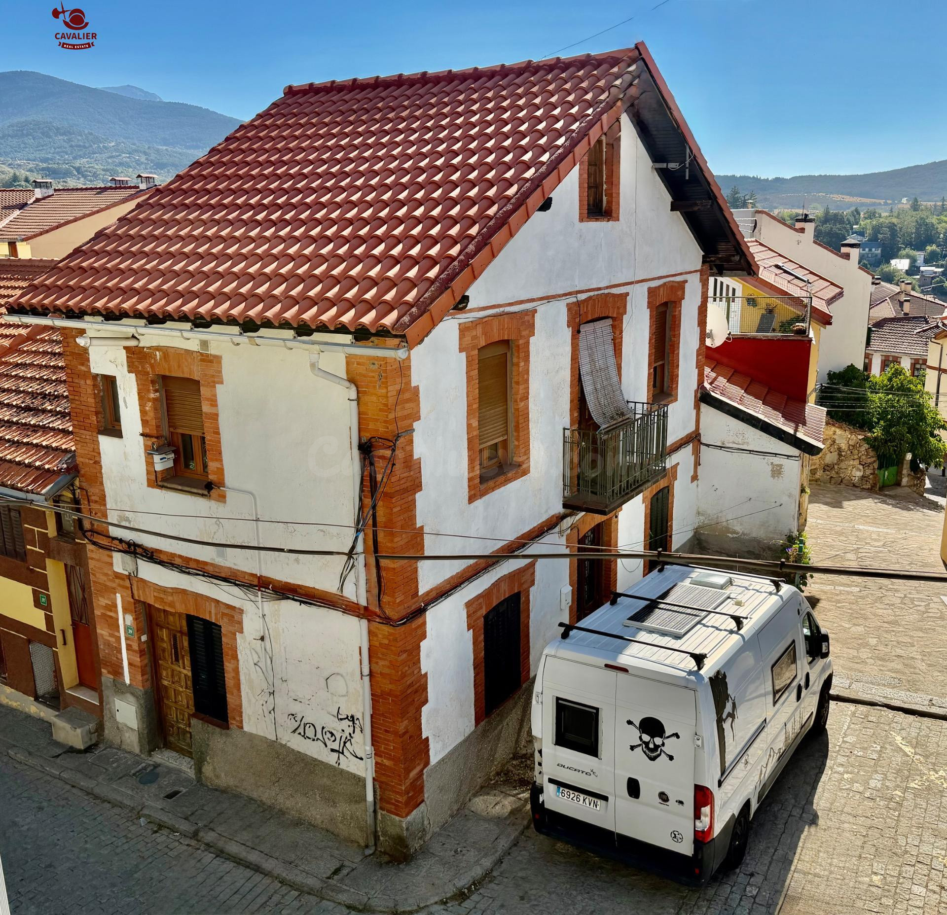 Antigua casa de 147m2 de estilo Ferroviario construida a principios del siglo XX. PARA REFORMA INTEGRAL.