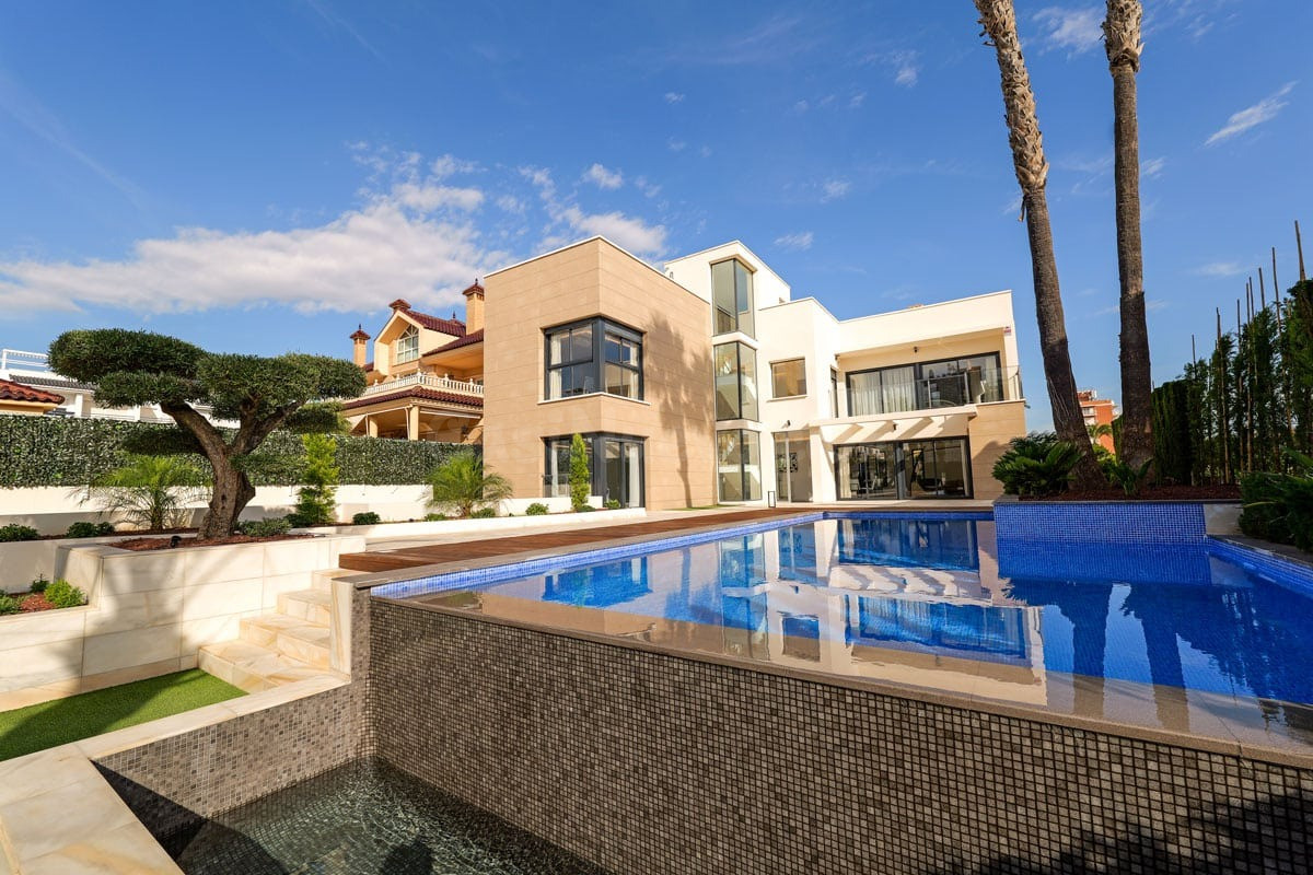 Espectacular Villa 3 Dormitorios y 3 Baños con piscina a menos de 150m de la playa