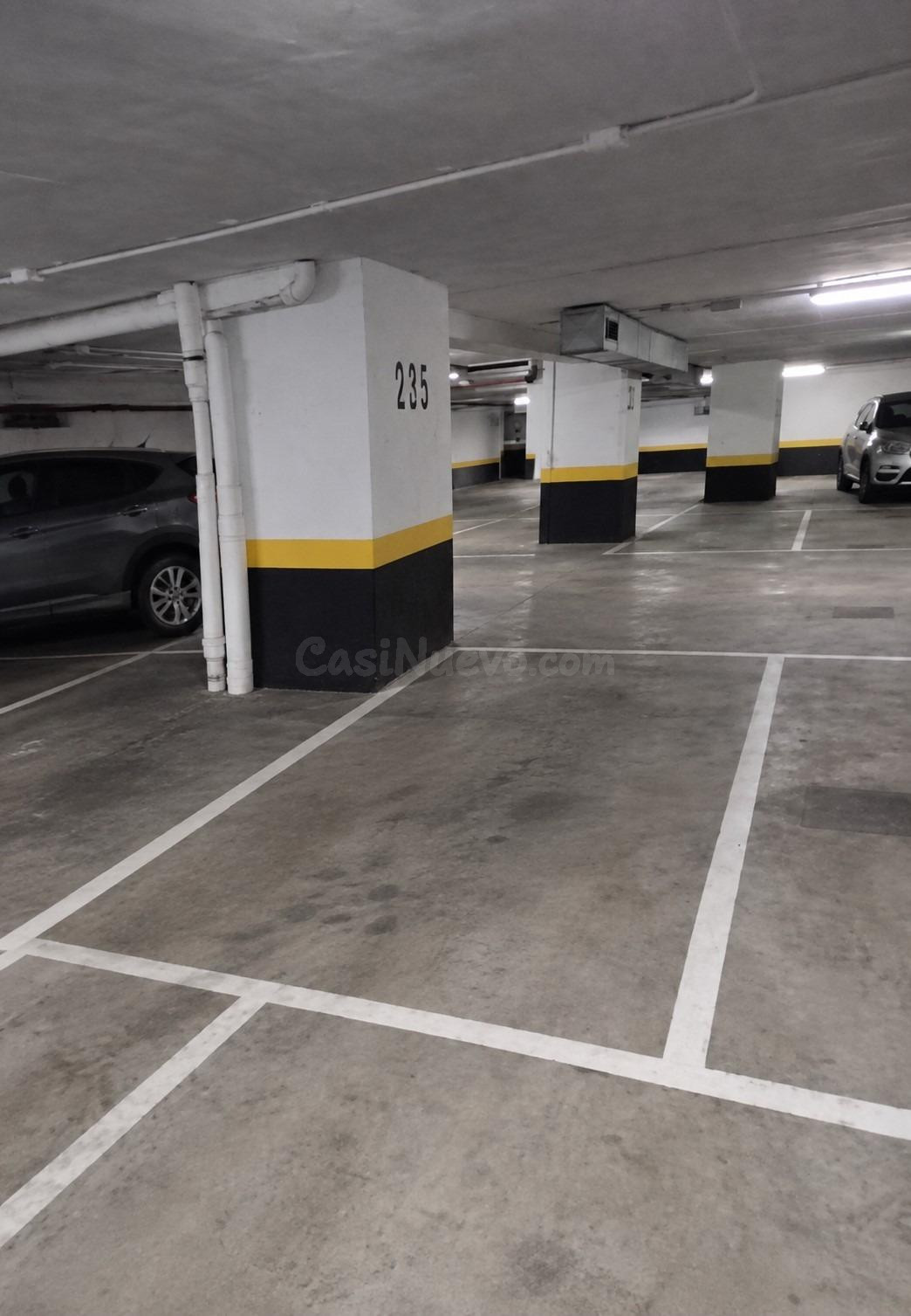 Plaza de garaje en venta junto a Santiago Bernabéu – AZCA | Coche pequeño