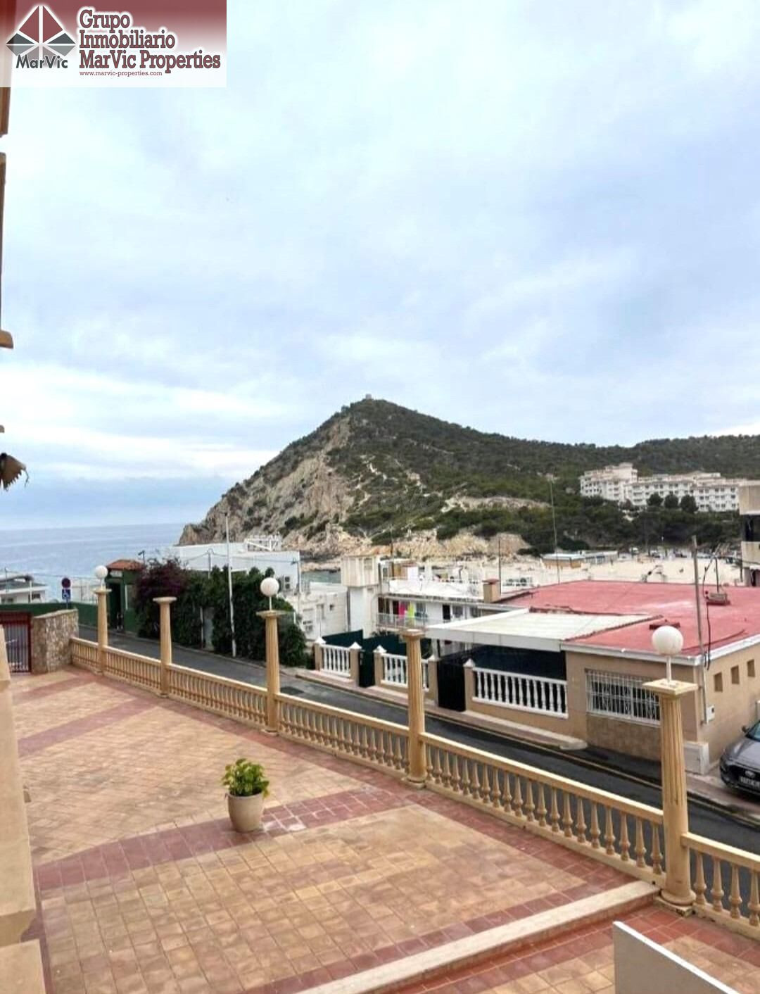 Oportunidad de Inversión en Finestrat: Acogedor Piso con Vistas y Piscina