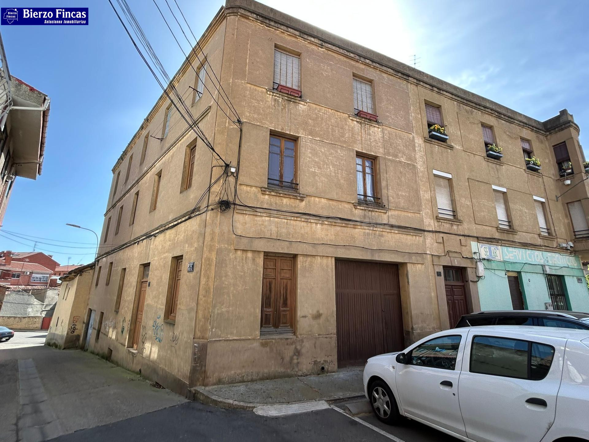 SE VENDEN  CINCO PISOS Y DOS BAJOS PARA REFORMAR EN ASTORGA
