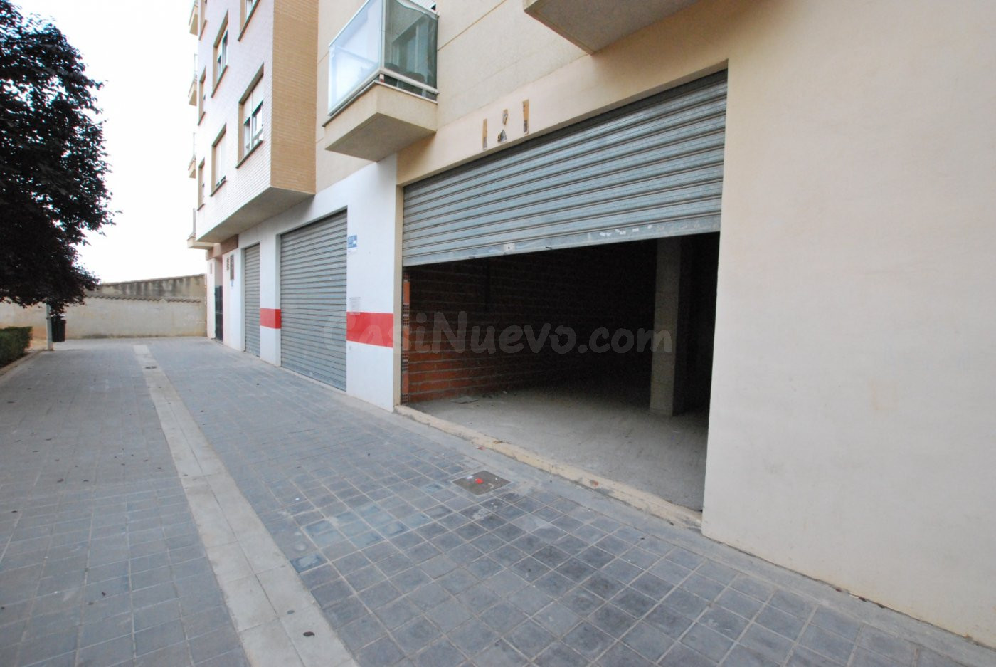 Local comercial Lliria tranquila zona frente parque ajardinado.
