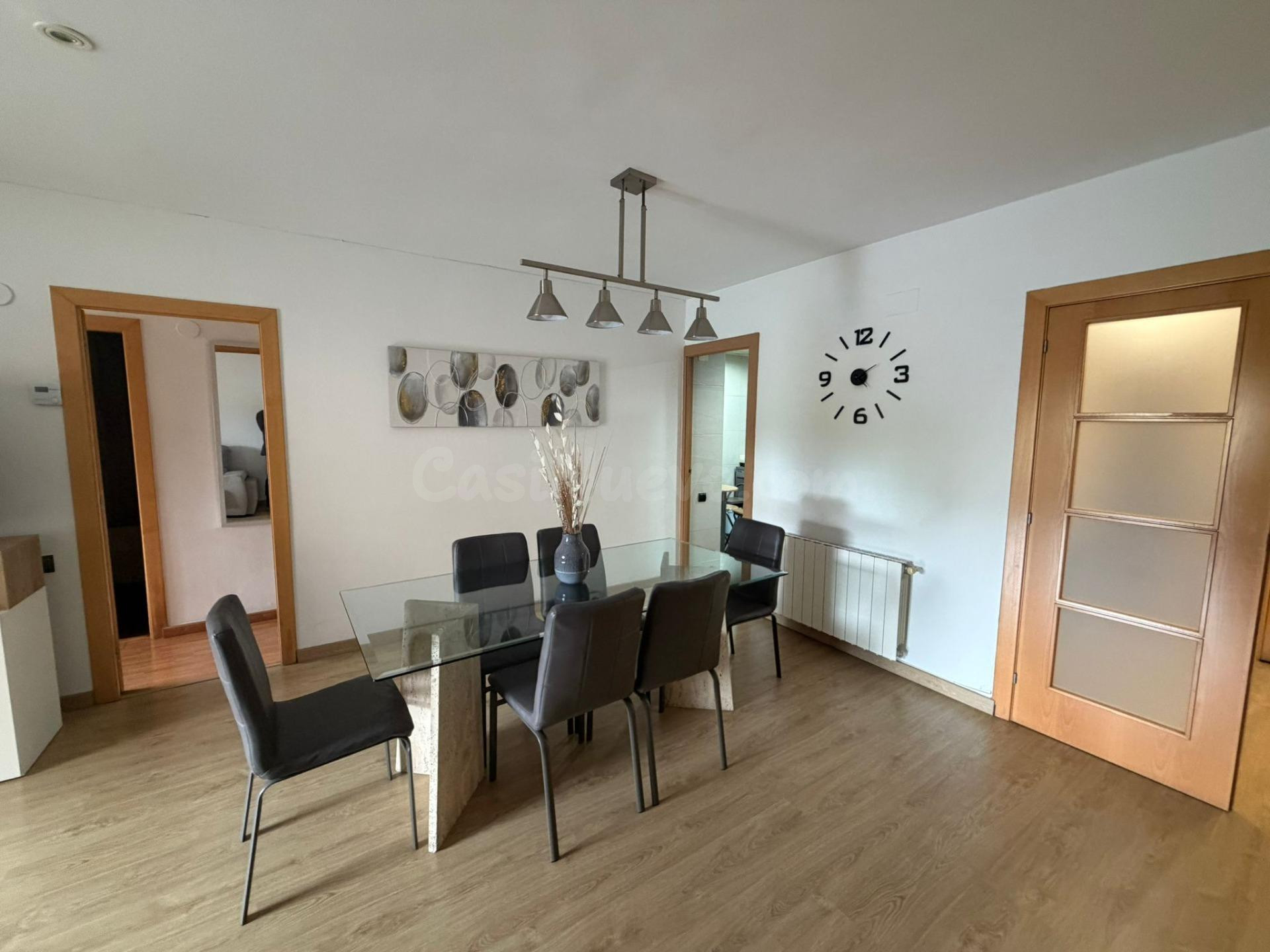 Amplio piso reformado de 4 habitaciones en Plaza Cataluña, Gavà