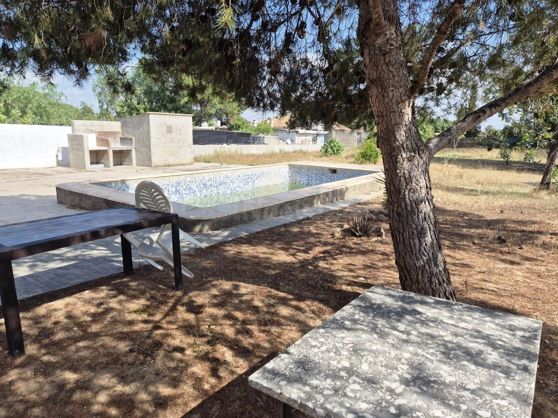 Casa de campo con terreno, piscina y excelentes accesos cerca de la población
