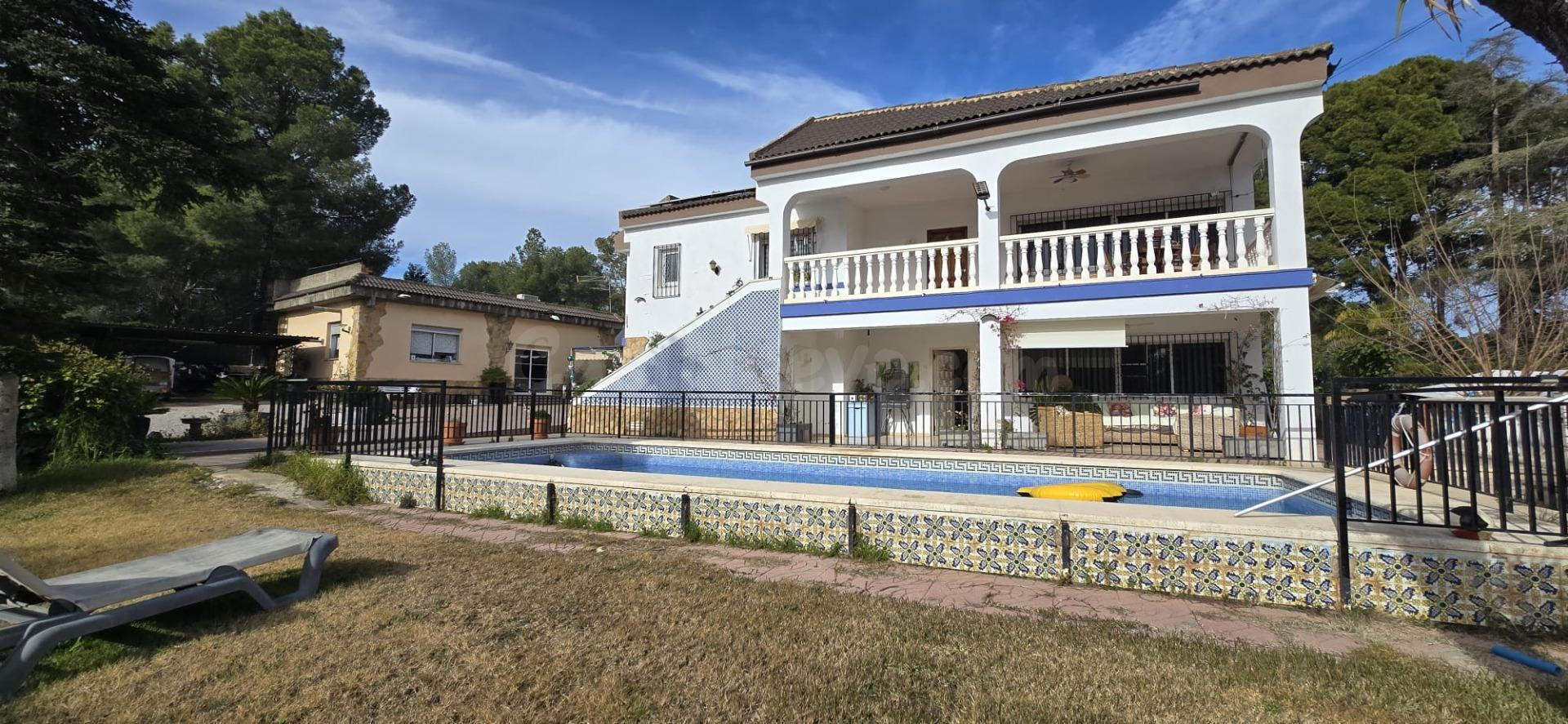 Amplia propiedad con piscina y 1.400 m2 de parcela en Pedralvilla – Olocau