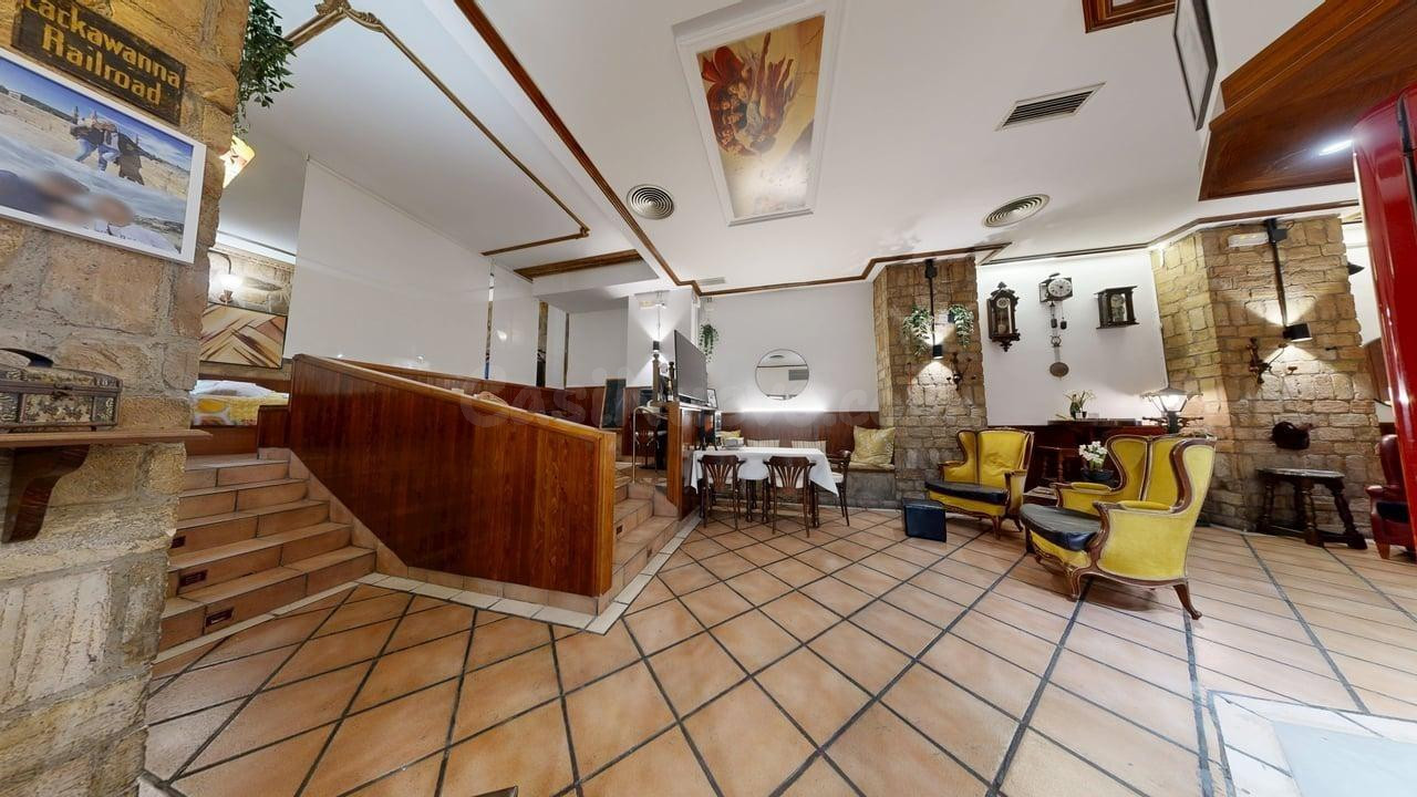 LOCAL ADAPTADO COMO VIVIENDA. Distribuido en dos amplios dormitorios, dos baños, zona de ducha, antigua barra de bar integrada como cocina y conectada a una amplia zona diáfana que funciona de saló