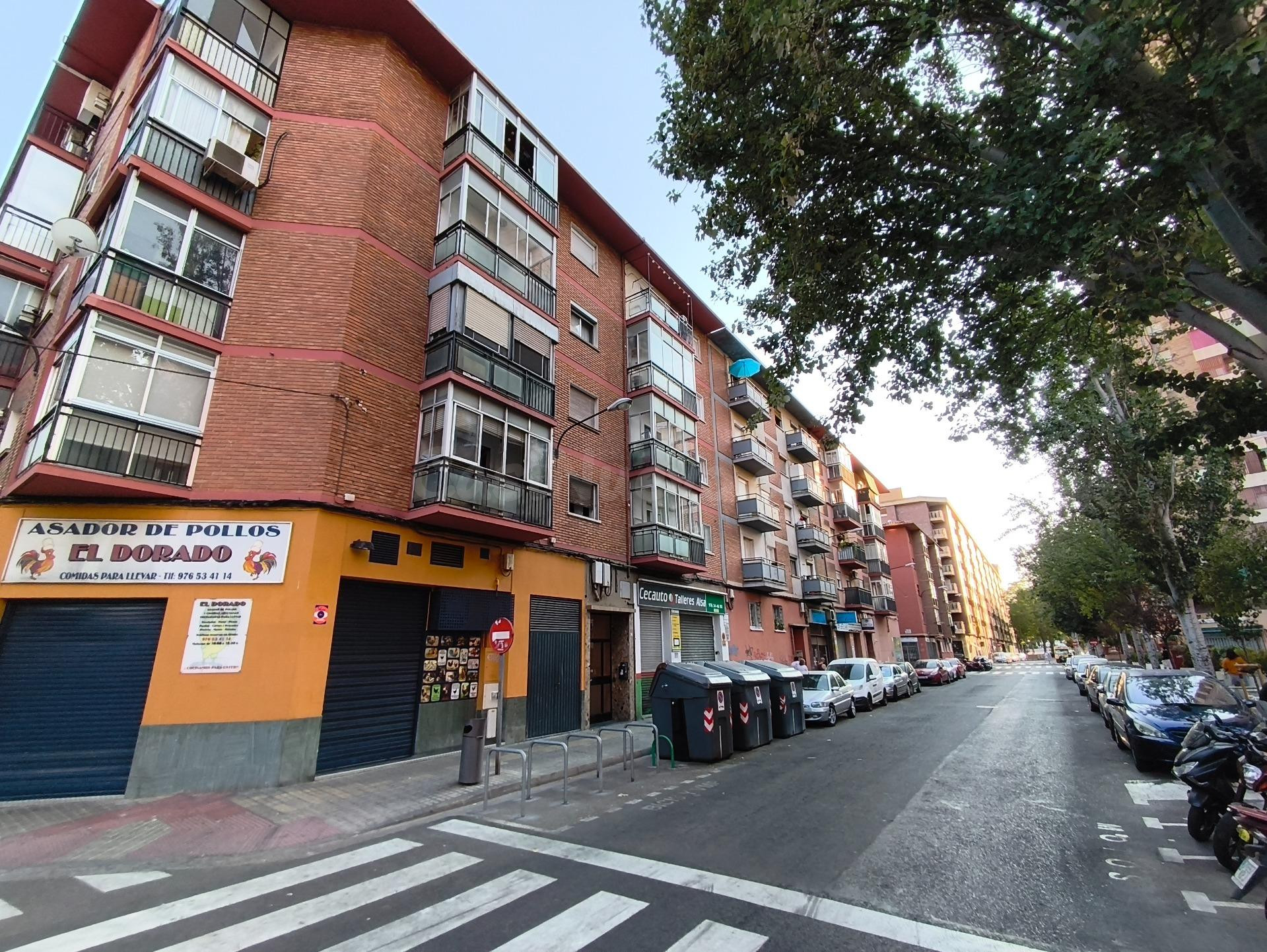 Piso de 44m2 útiles. Distribuido dos dormitorios, salón-cocina con terraza cerrada y baño