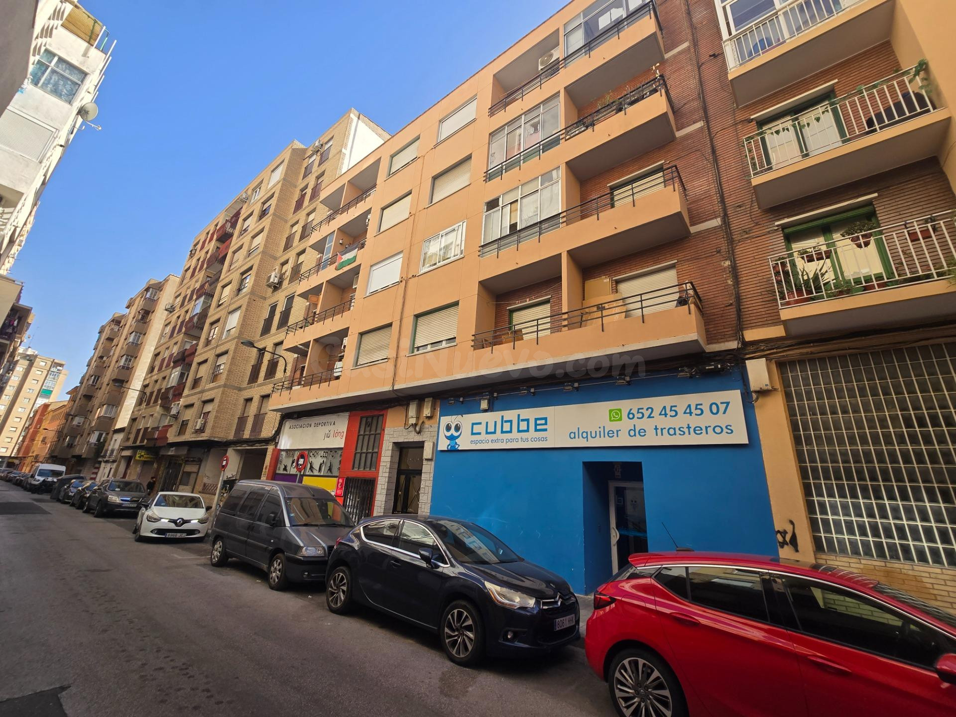 Piso de 71 m2. Distribuido en cuatro dormitorios, salón, cocina y baño. Ascensor