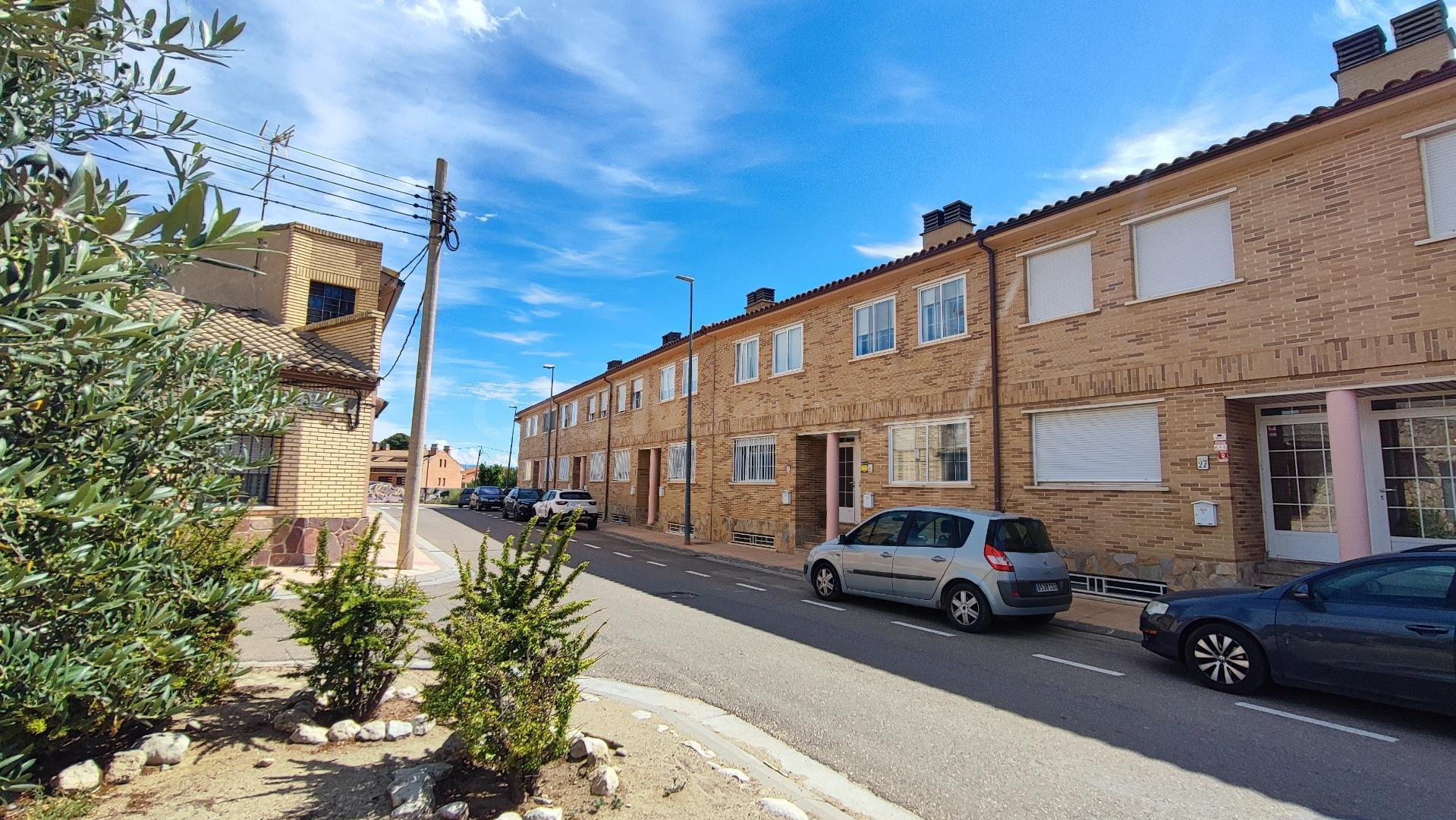 Vivienda Unifamiliar adosada de 134m2, distribuida en tres plantas. Garaje y piscina comunitaria.