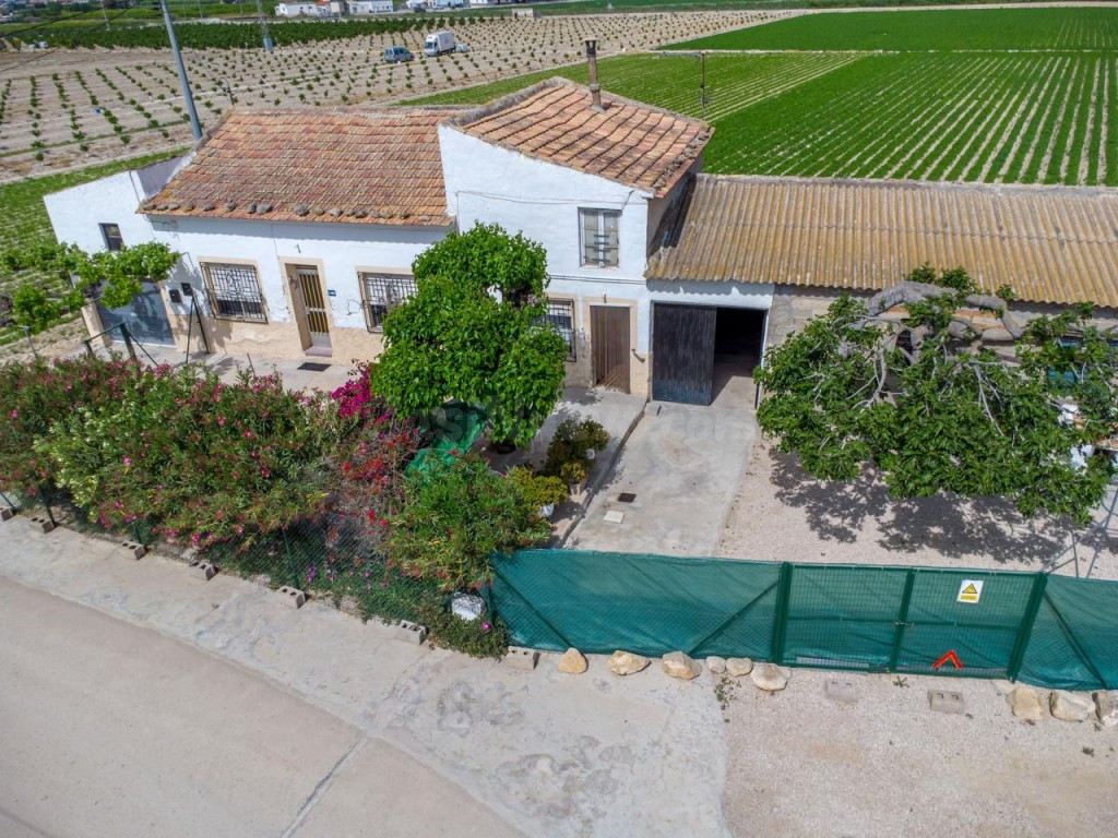 Finca con vivienda para reformar y 12.689 m² de terreno en Huerta de Desamparados