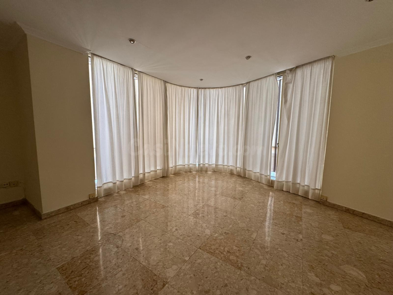 ubicación EXCELENTE: PISO DE TRES DORMITORIOS CON TERRAZA, TODO EXTERIOR, EN PLENO CENTRO DE CORDOBA