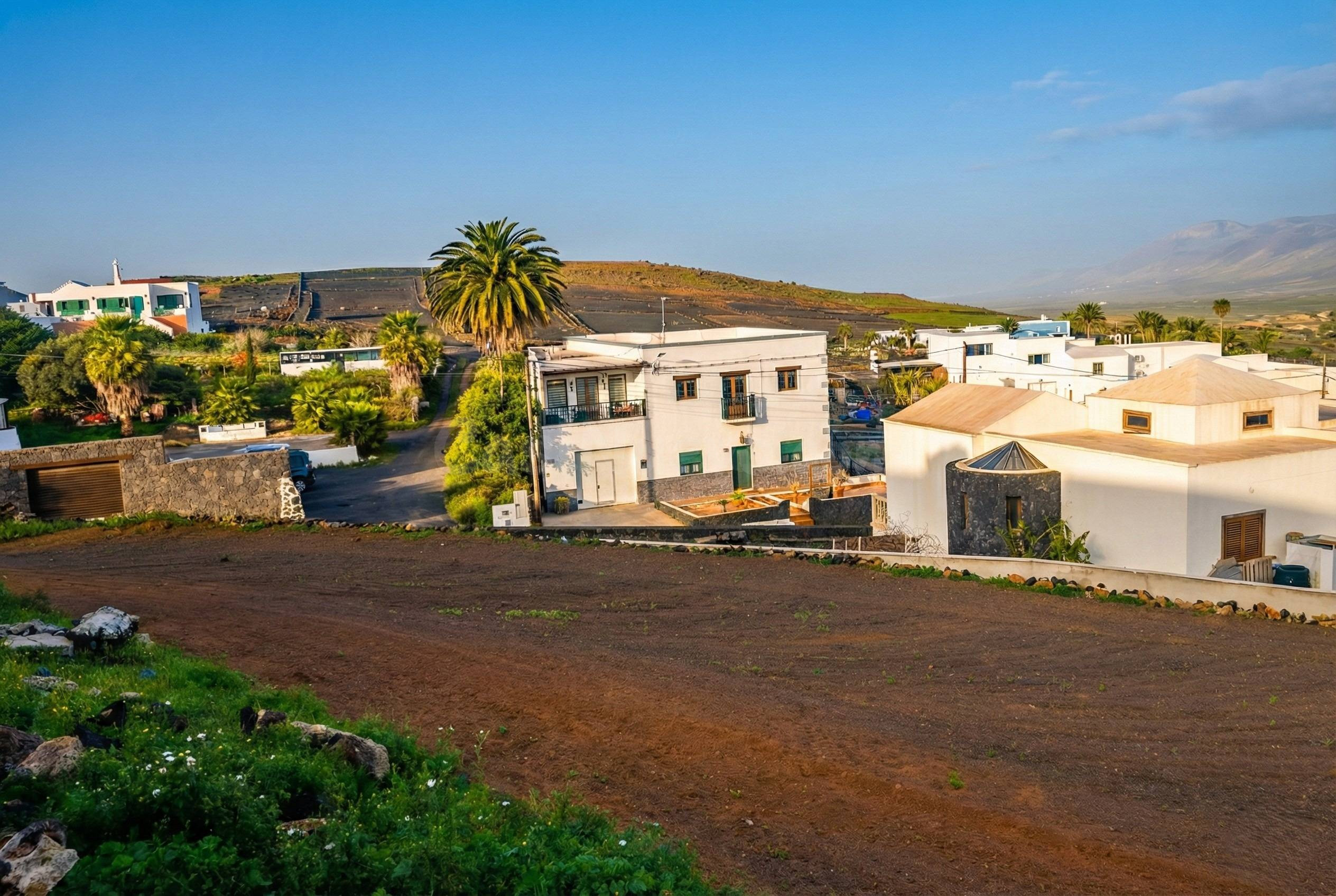 Vive la esencia de Lanzarote en Tao: Parcela urbana con proyecto de parcelación presentado