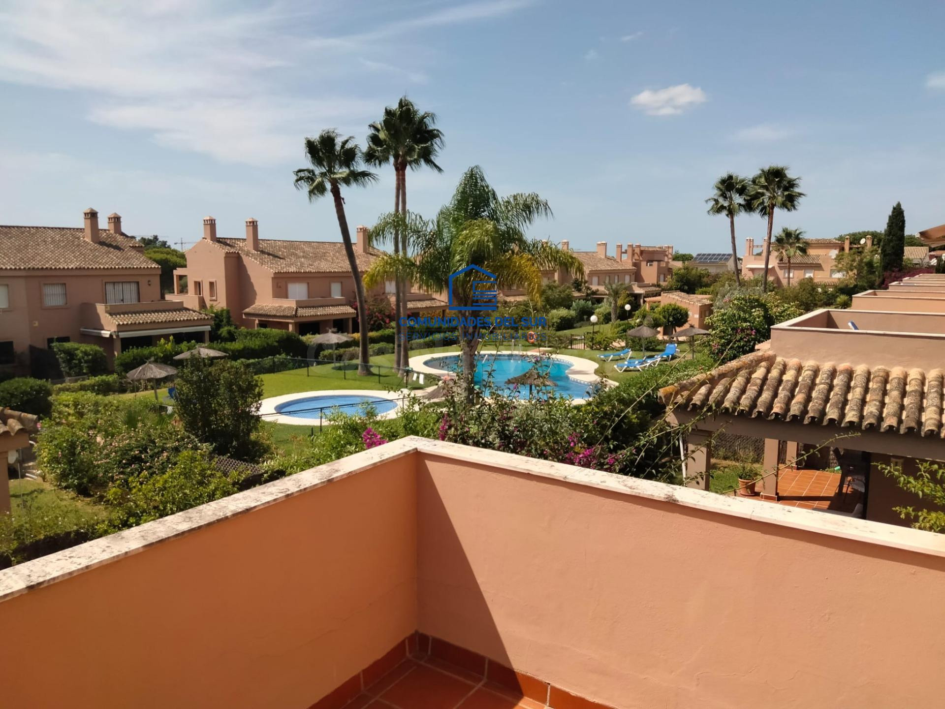Amplia casa en alquiler con jardín, terrazas y garaje en residencial privado
