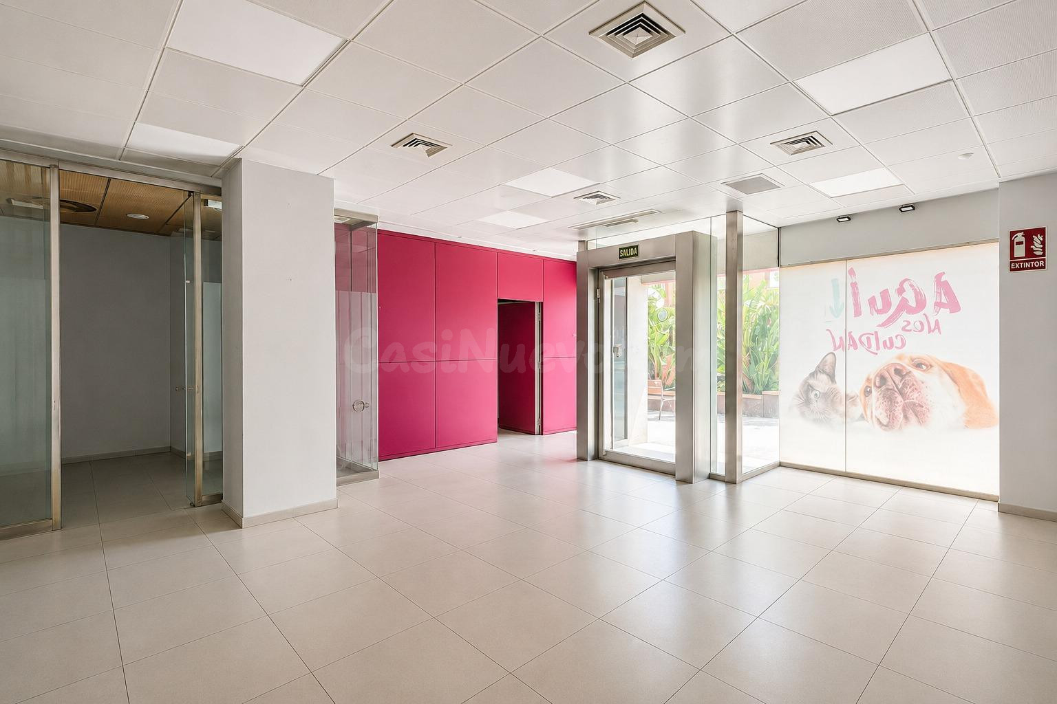 Amplio local comercial de 154 m2 ya compartimentado para despachos y consultas en planta baja