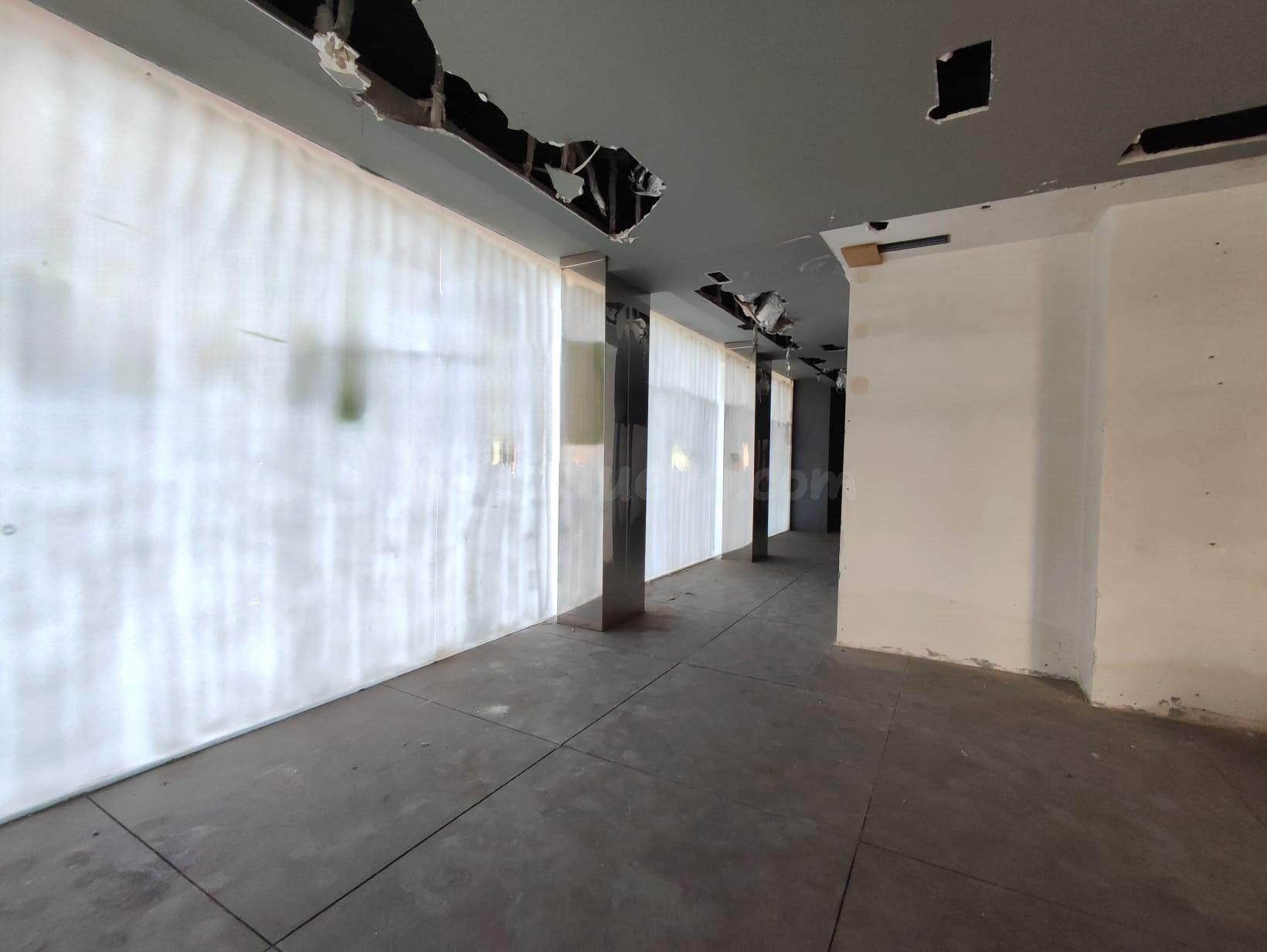 Oportunidad de Inversión en Cádiz: Amplio Local Comercial con Potencial Residencial
