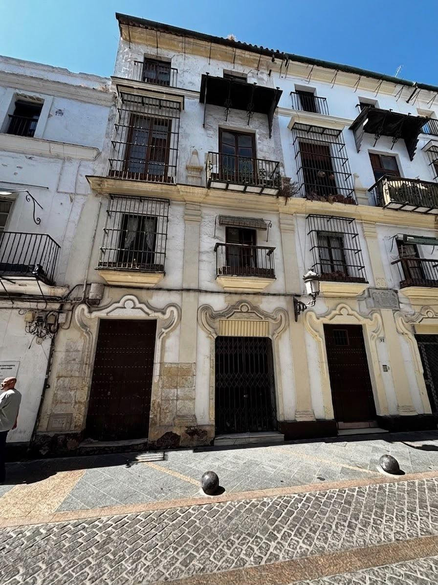 ¡Oportunidad única para Inversores! Finca Histórica con Licencia Concedida y Proyecto Pagado, lista para rehabilitar en El Puerto de Santa María