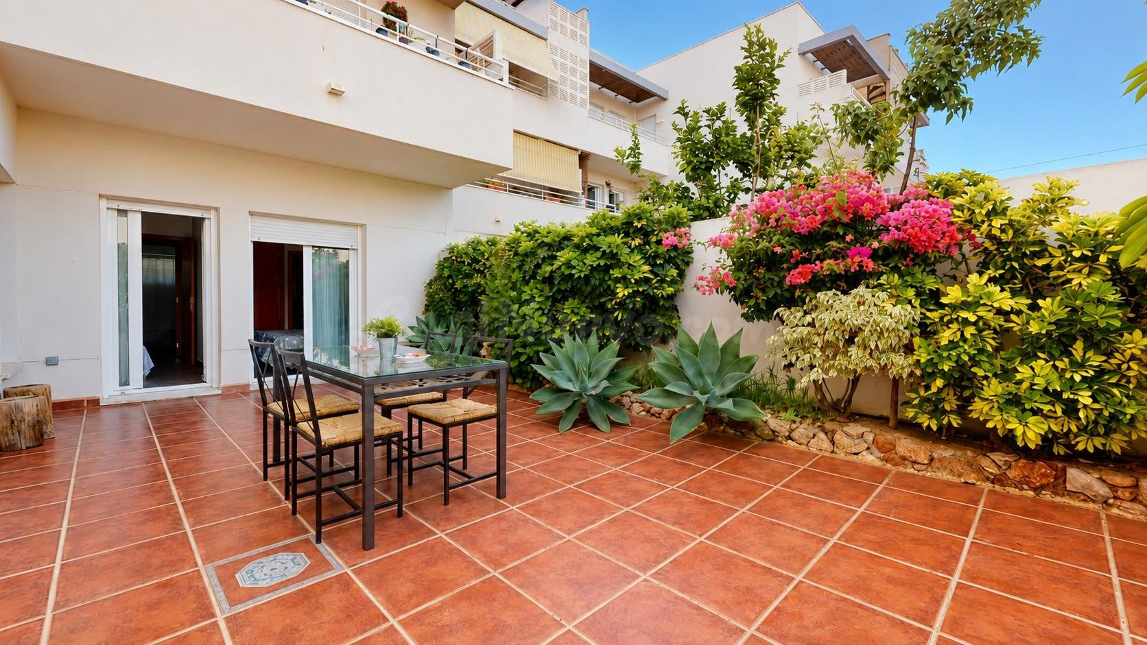 alquiler larga estancia vivienda amueblada de 3 dormitorios en Planta baja con  jardín privado y garaje en El Toyo