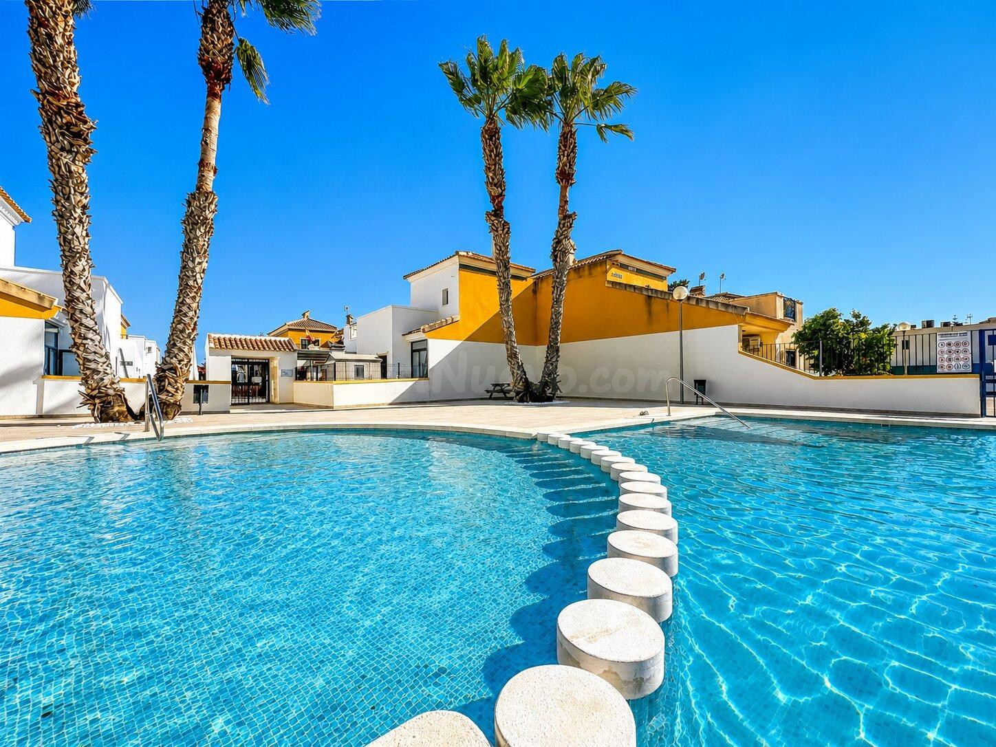 CHALET ADOSADO CON GRAN PISCINA COMUNITARIA EN ALMORADÍ, ALICANTE