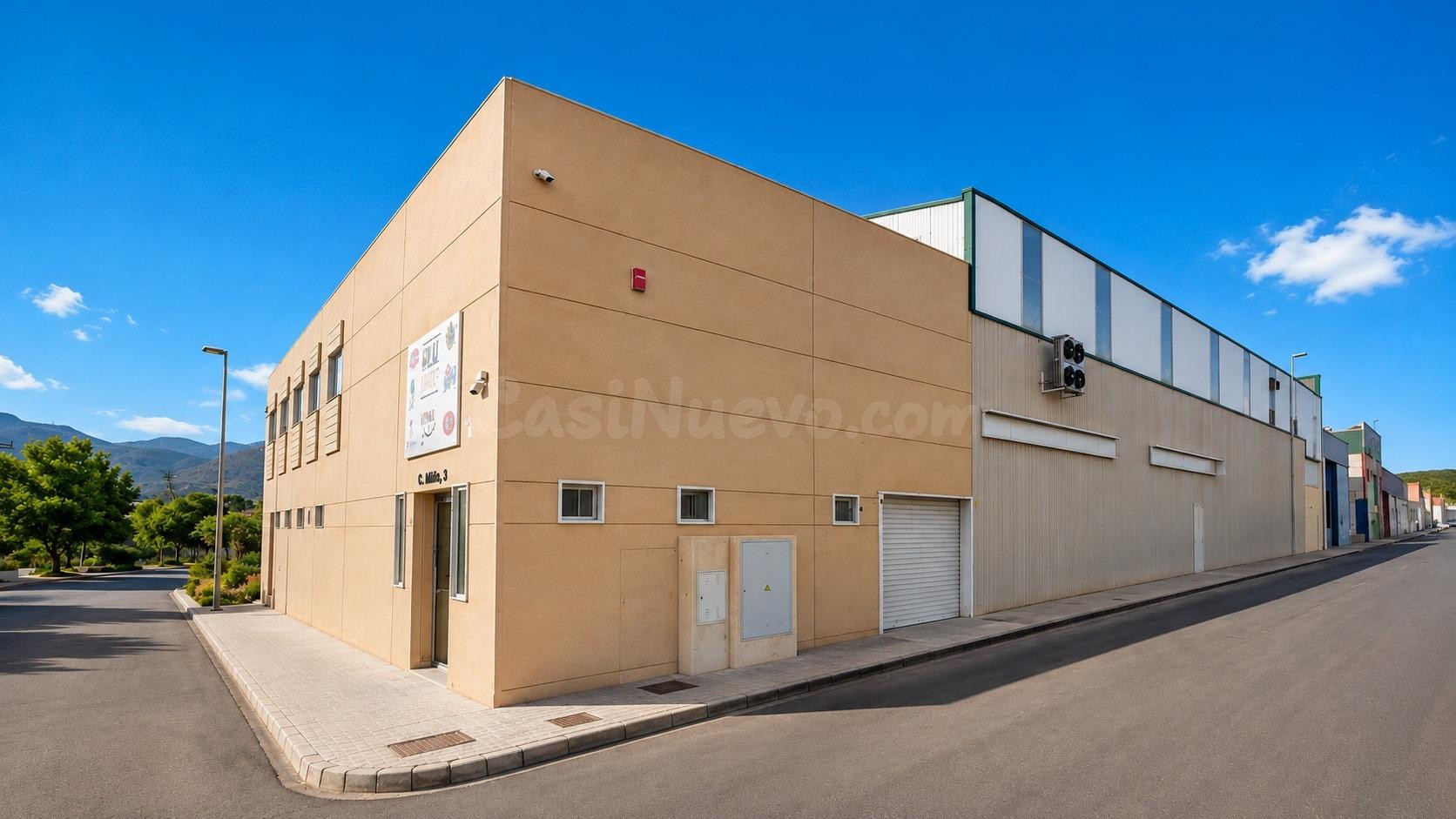 NAVE INDUSTRIAL DE GRAN ALTURA CON ÁREA LOGÍSTICA, CÁMARA Y DOBLE ZONA DE OFICINAS | BENAHADUX