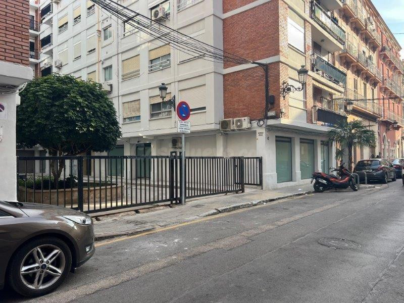 ** MAGINFICO LOCAL CALLE ACTOR LLORENS, ALBORS, IDEAL PARA DESPACHOS Y OFICINAS CON ALMACEN **