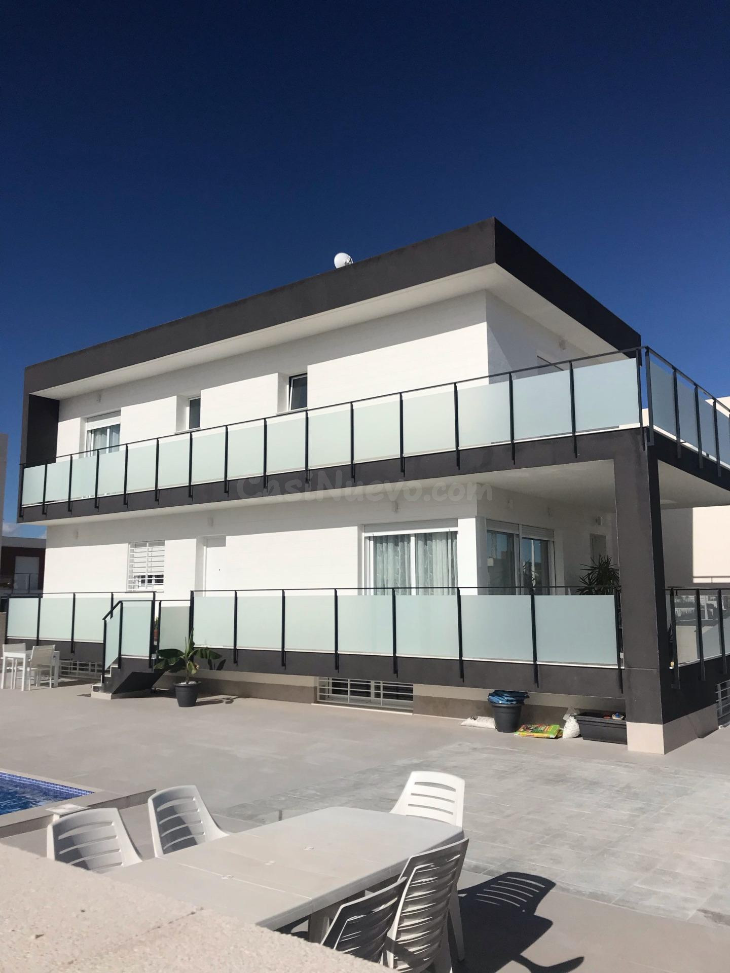 Tu Hogar en Gran Alacant: Villa Familiar con Estilo Mediterráneo, Cerca de Alicante y Servicios