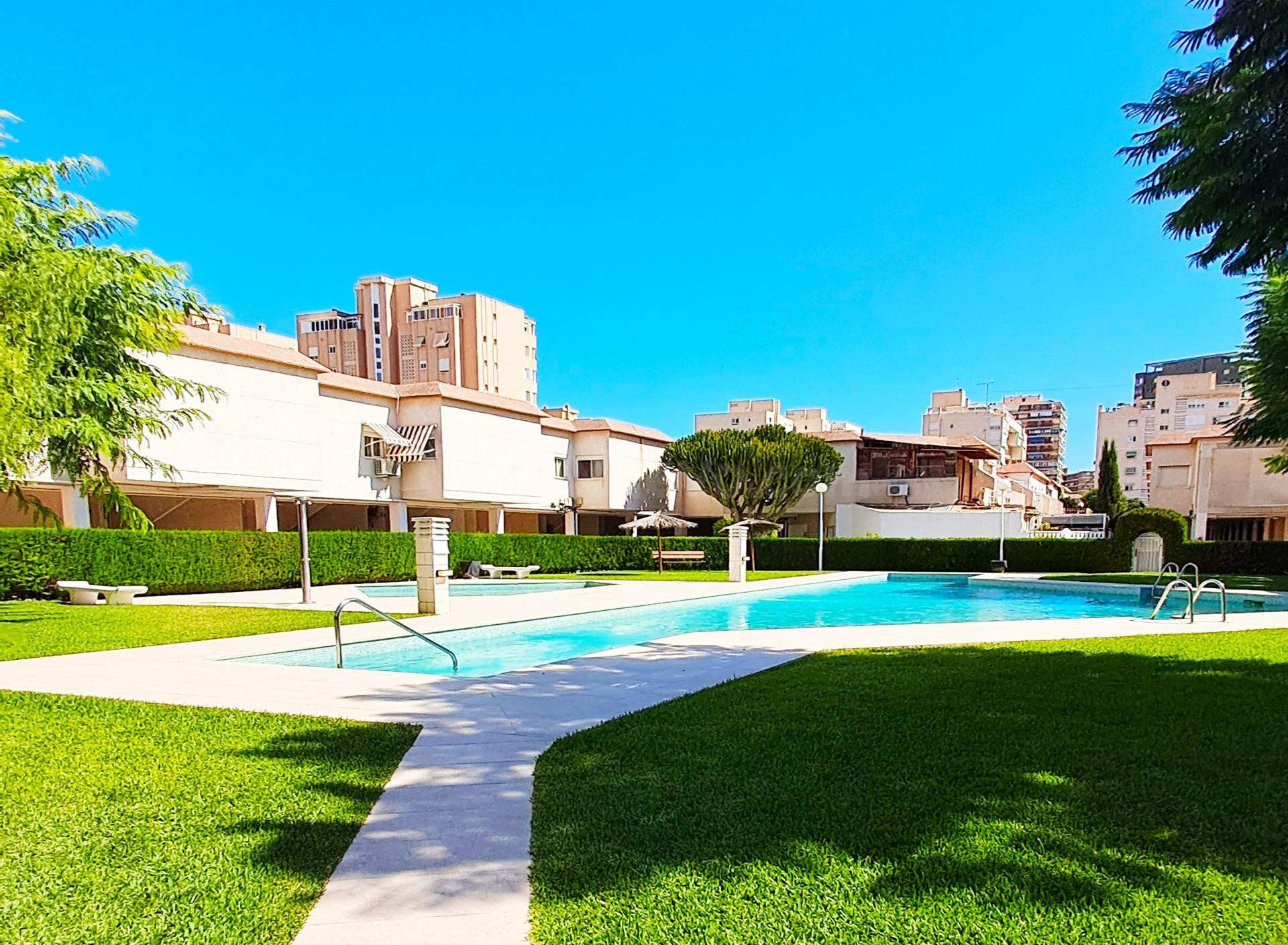 Bungalow / Chalet adosado en urbanización con piscina y parking privado – Playa de San Juan, Alicante