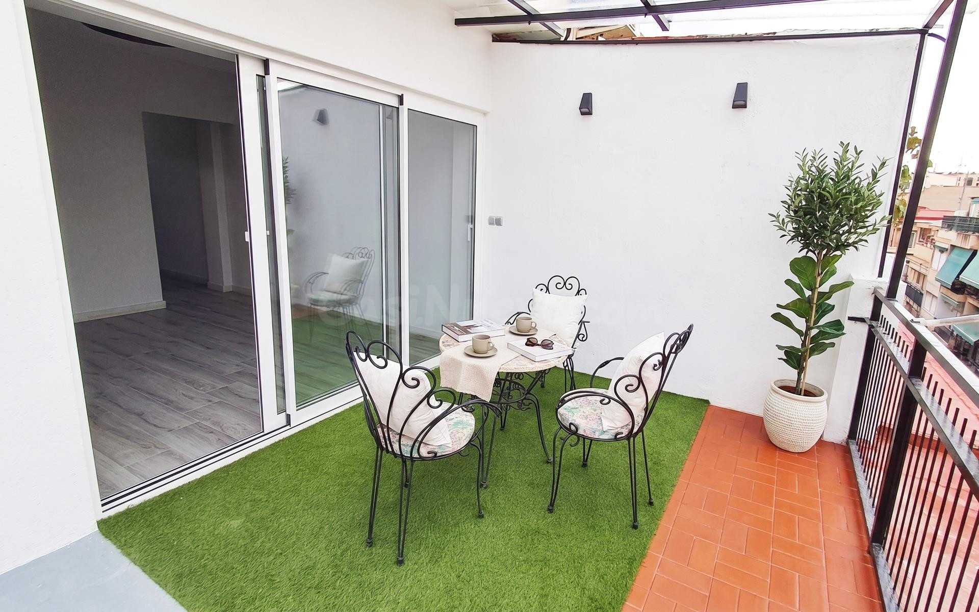 Ático amplio de 3 dormitorios y totalmente Reformado en La Florida, Alicante - Oportunidad Única