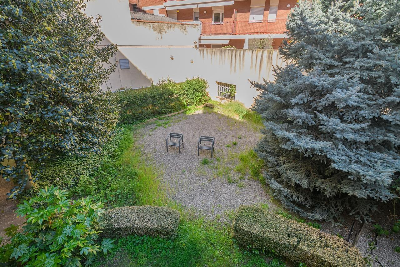 Gran pis de 207 m2 amb jardí privat al Carrer Navarra de  Manresa i opció de local