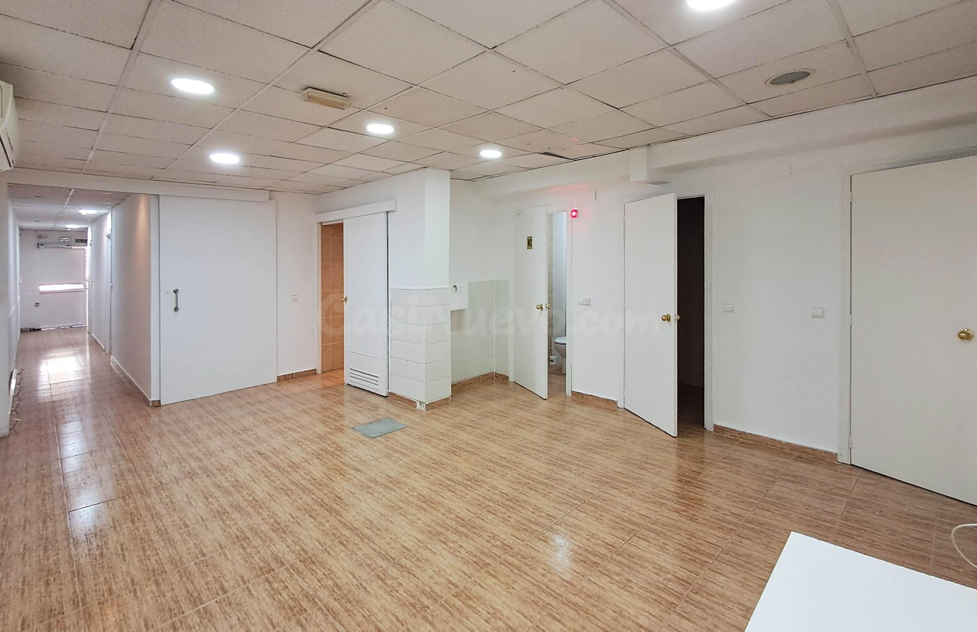 Amplio Local Comercial de Alquiler en San Blas, Alicante - Ideal para clínica o despacho