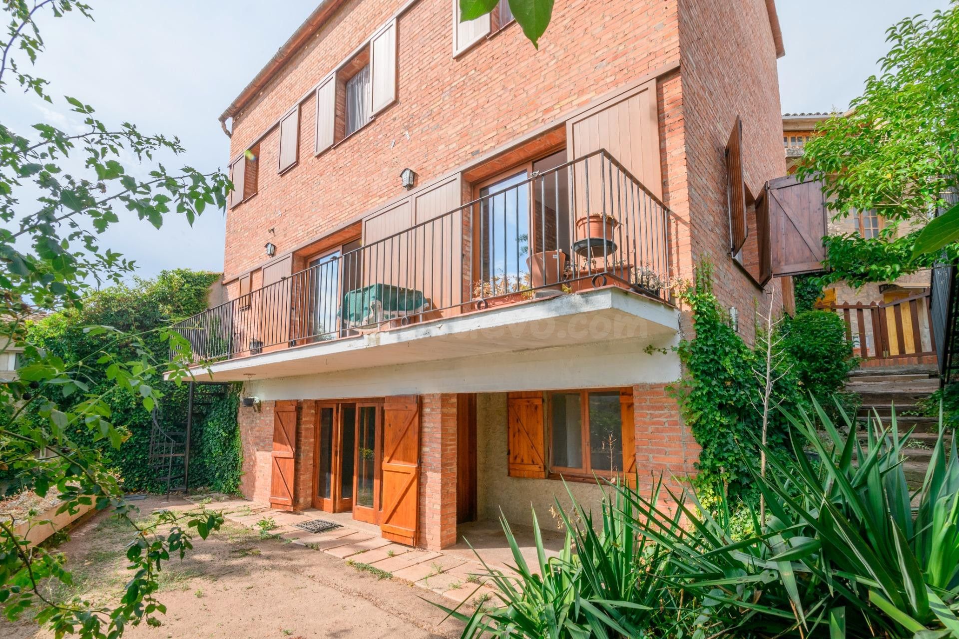 Casa de 5 hab. con jardín, pequeña piscina y estudio independiente en Sant Salvador