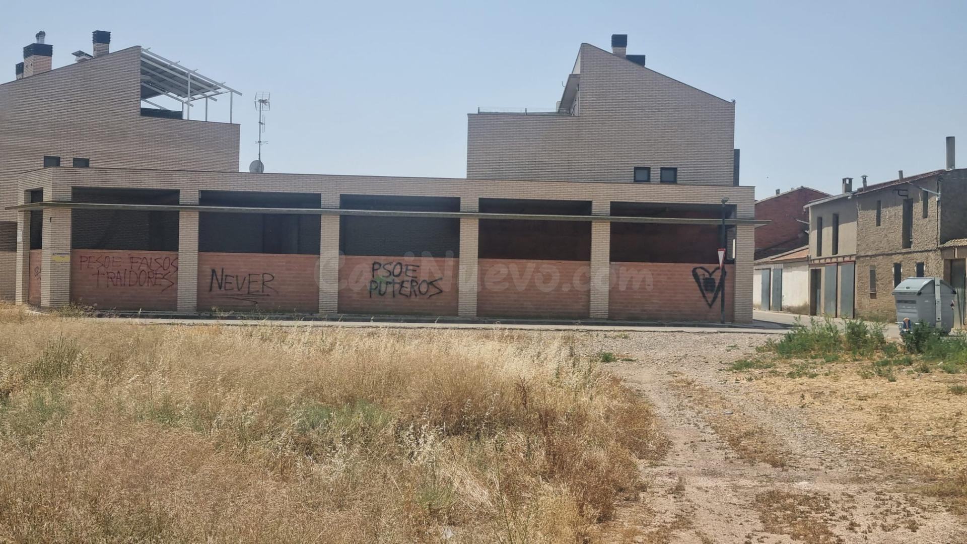 Conjunto de local comercial y tres plazas de garaje en La Joyosa.