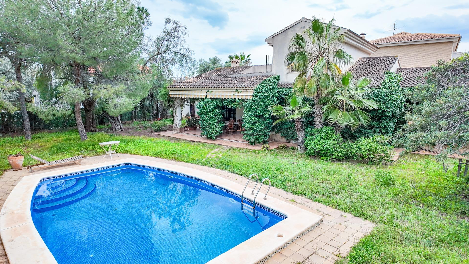 Amplio chalet independiente con piscina privada, jardín en MUTXAMEL