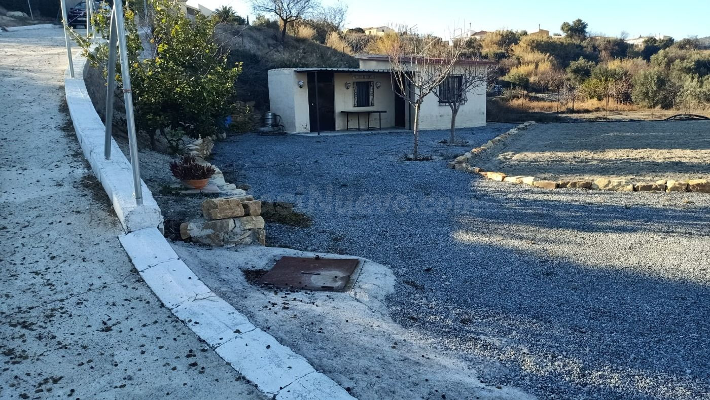 FINCA CON 800 METROS URBANIZABLES, CASITA, AGUA DE NACIMIENTO Y 1500 METROS DE OLIVAR EN LUCAR, ALMERÍA.
