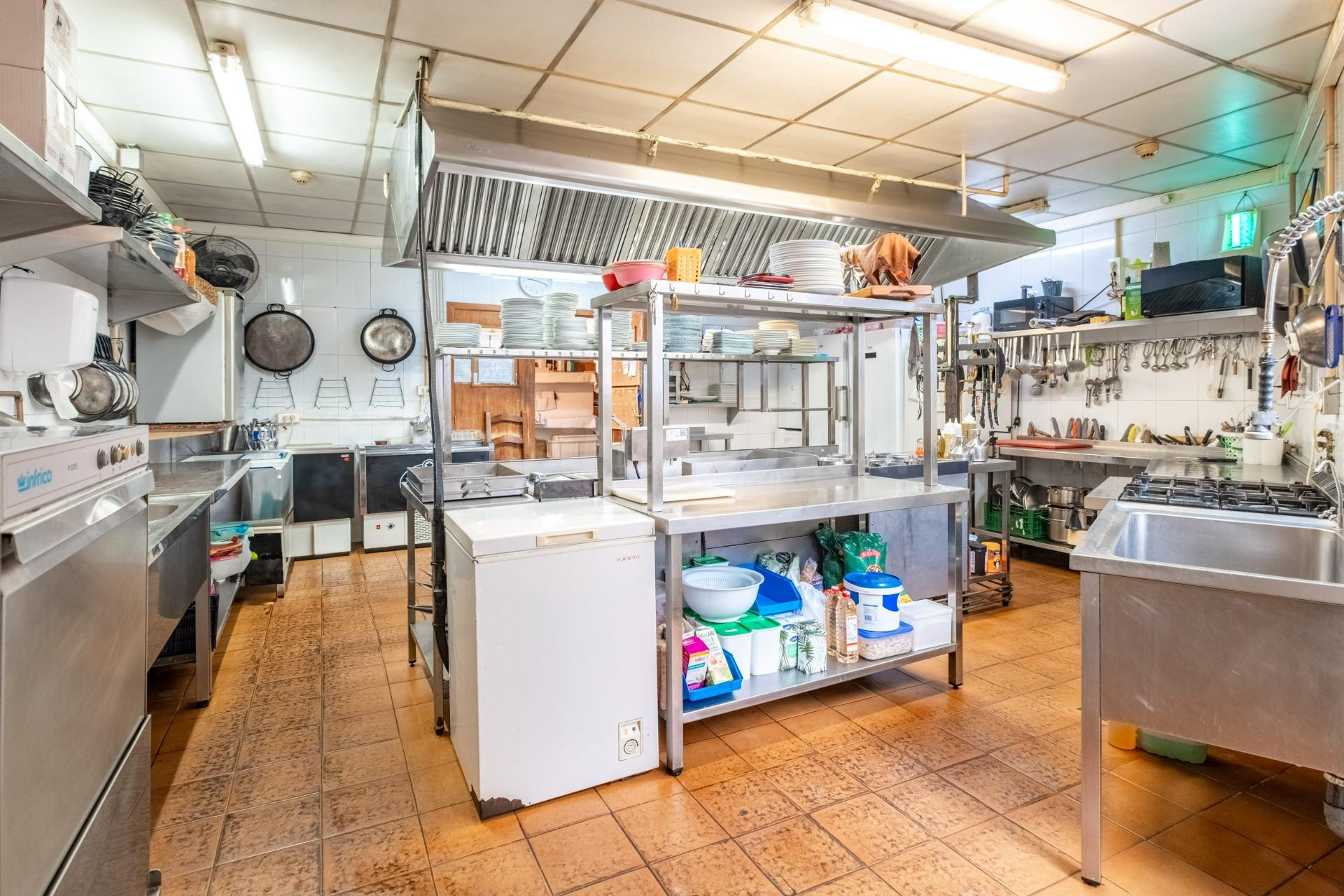 Local restaurante en funcionamiento con alto potencial de desarrollo junto a Gran Vía – Alicante