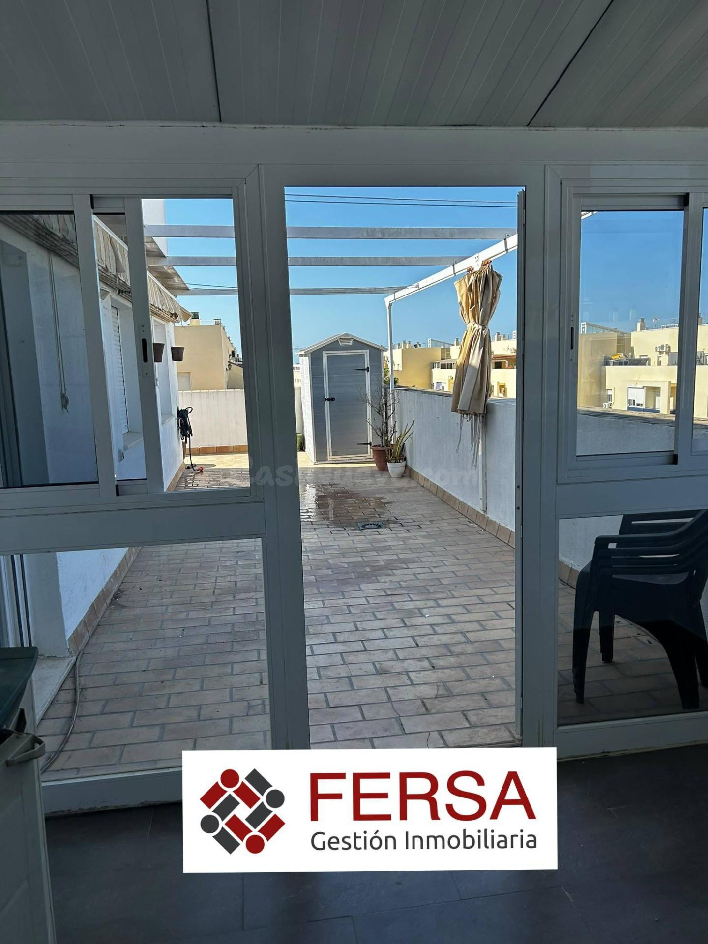 ACOGEDOR ÁTICO CON GRAN TERRAZA EN ALQUILER EN LA ZONA DEL J