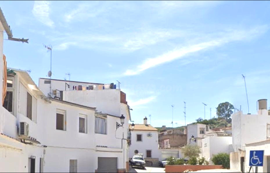 CASA ADOSADA OCUPADA A LA VENTA EN LA PUEBLA DE LOS INFANTES - SEVILLA