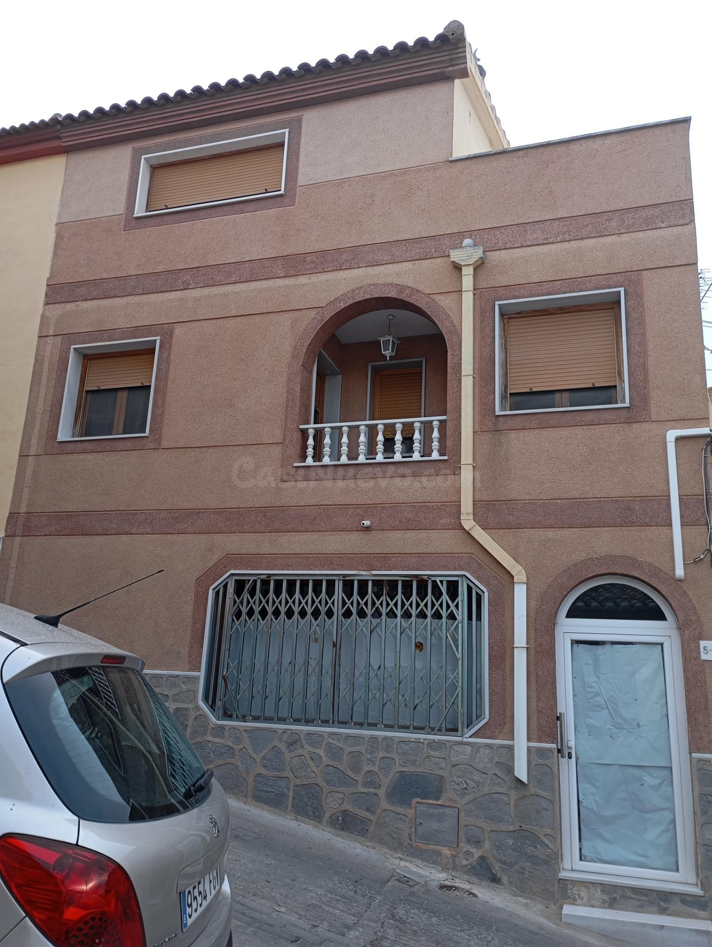 Venta de casa de 3 habitaciones con local comercial en Macael, Almería.