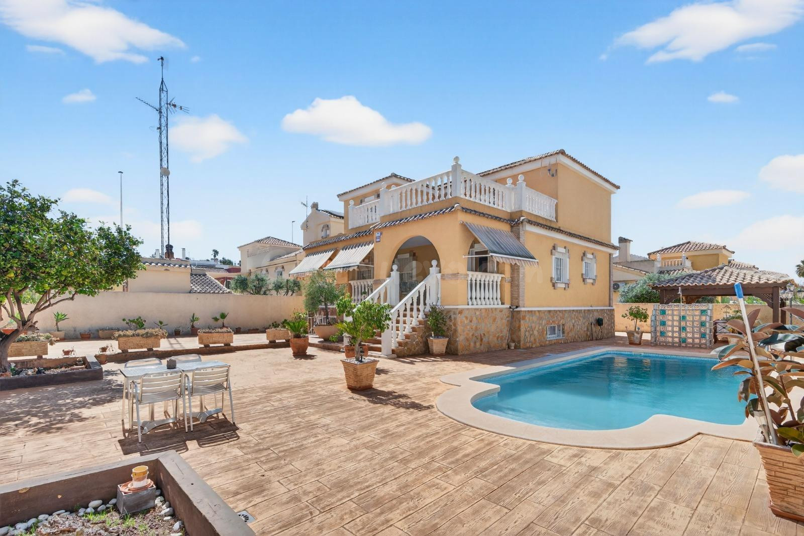 Espectacular chalet independiente de esquina con piscina privada en Gran Alacant