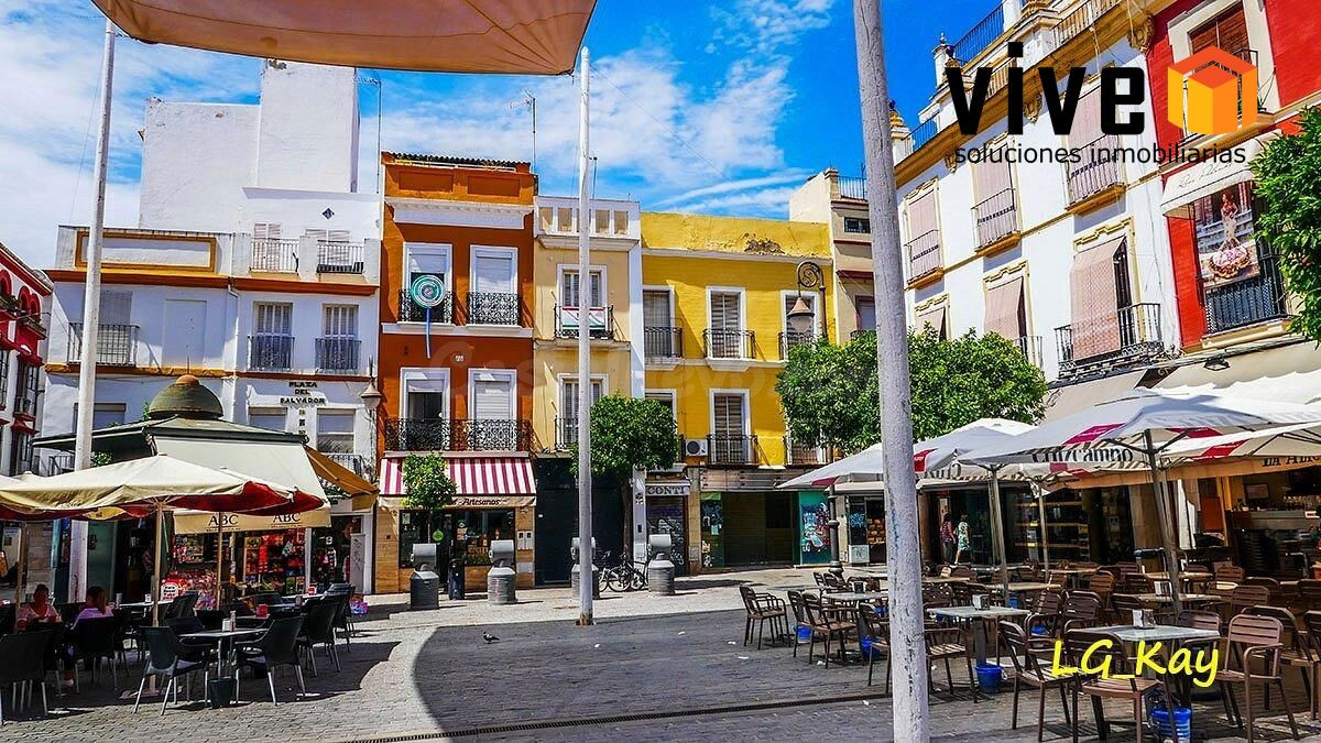 EDIFICIO SINGULAR CON LOCAL COMERCIAL EN PLENO CENTRO DE SEVILLA.